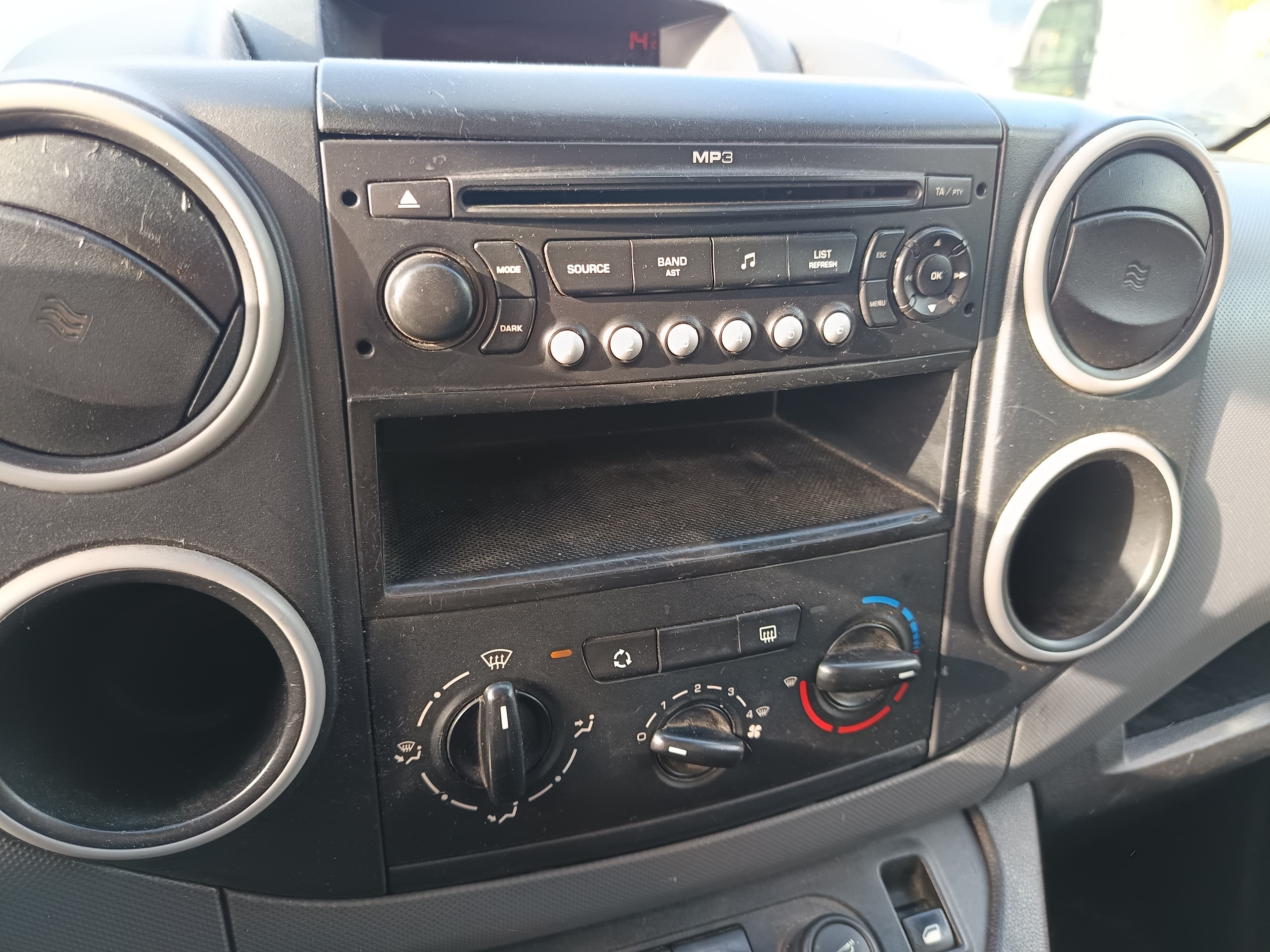 Peugeot Partner 1.6 HDI · Ano 2009 — imagem 27