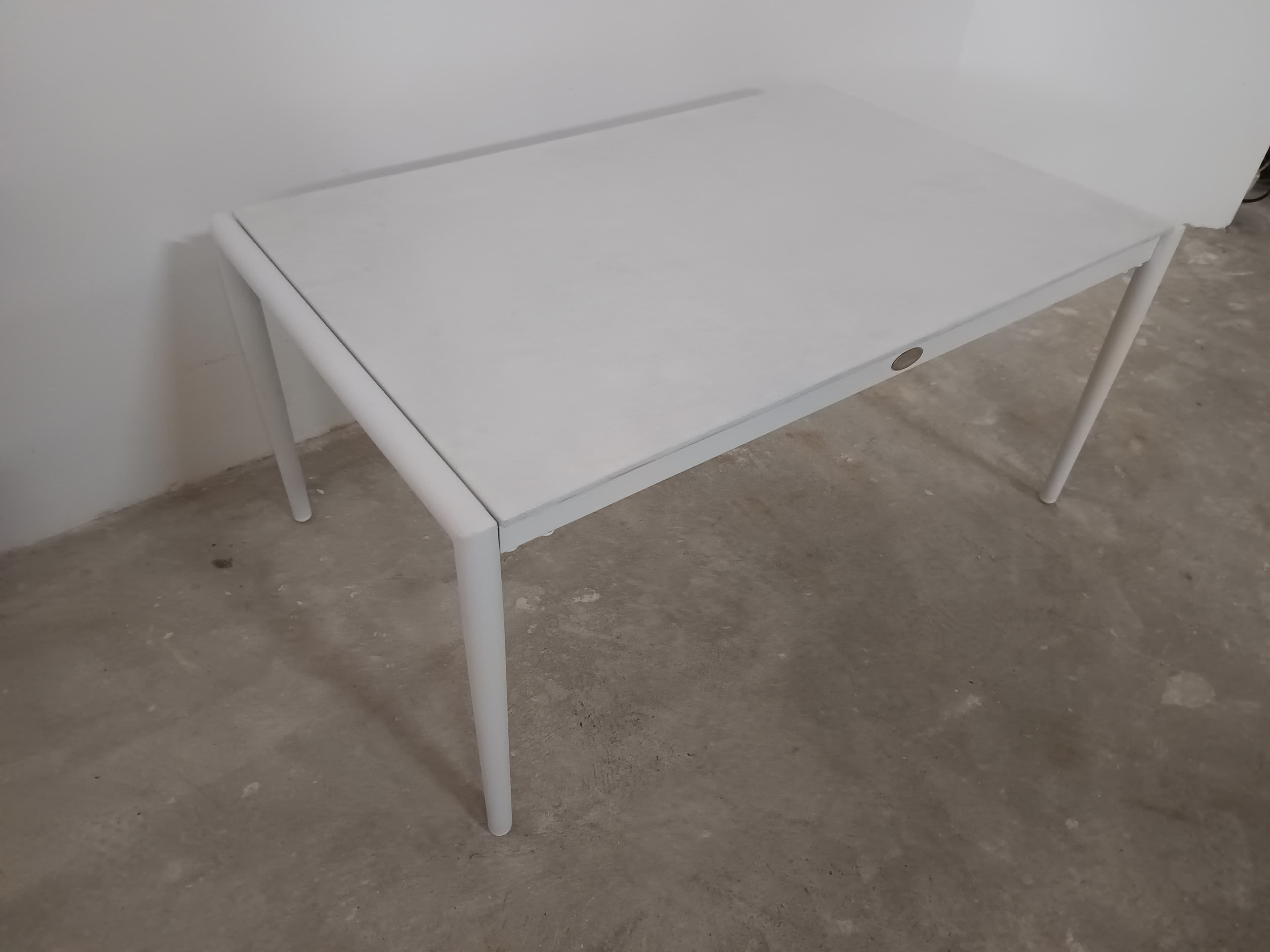 Mesa auxiliar Apolo Cristal branca — imagem 3