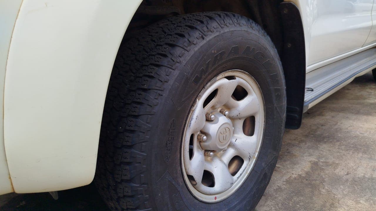 Toyota Hilux — image 8