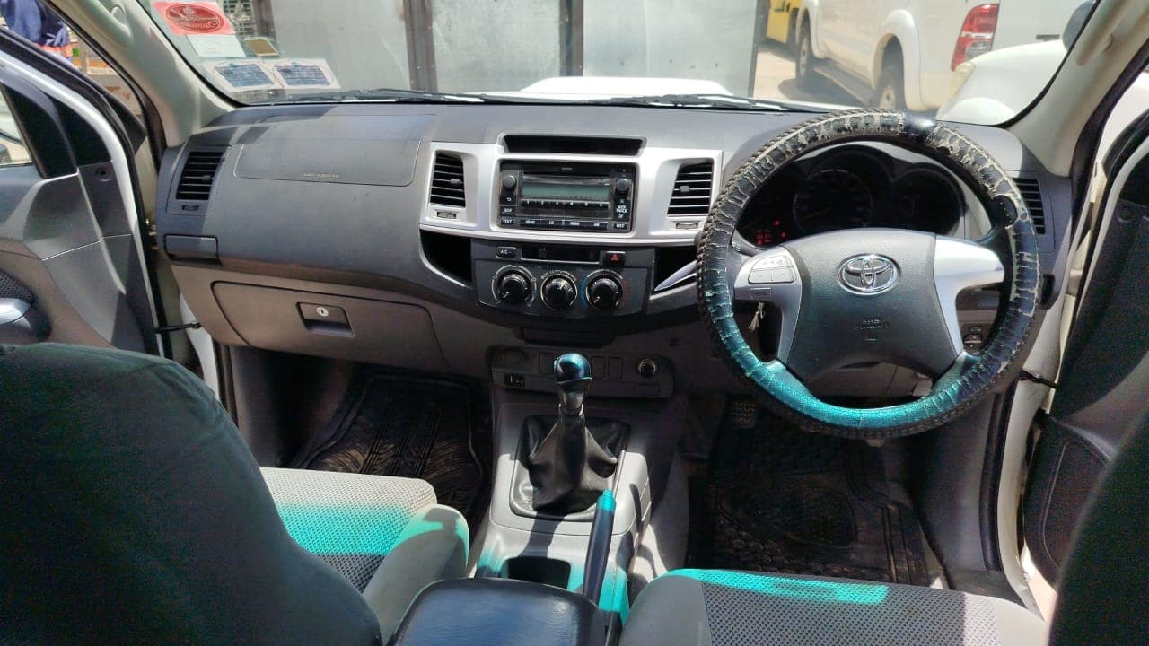 Toyota Hilux — image 2