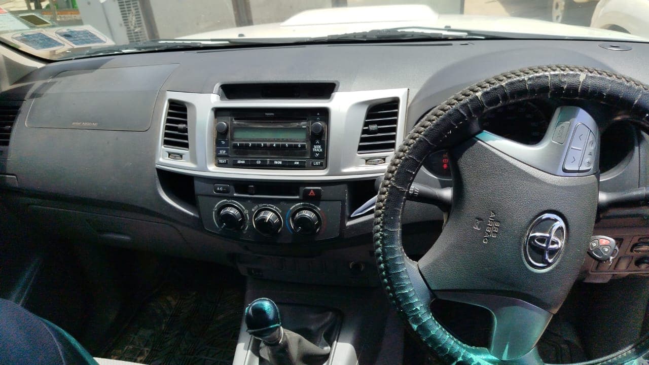 Toyota Hilux — image 5