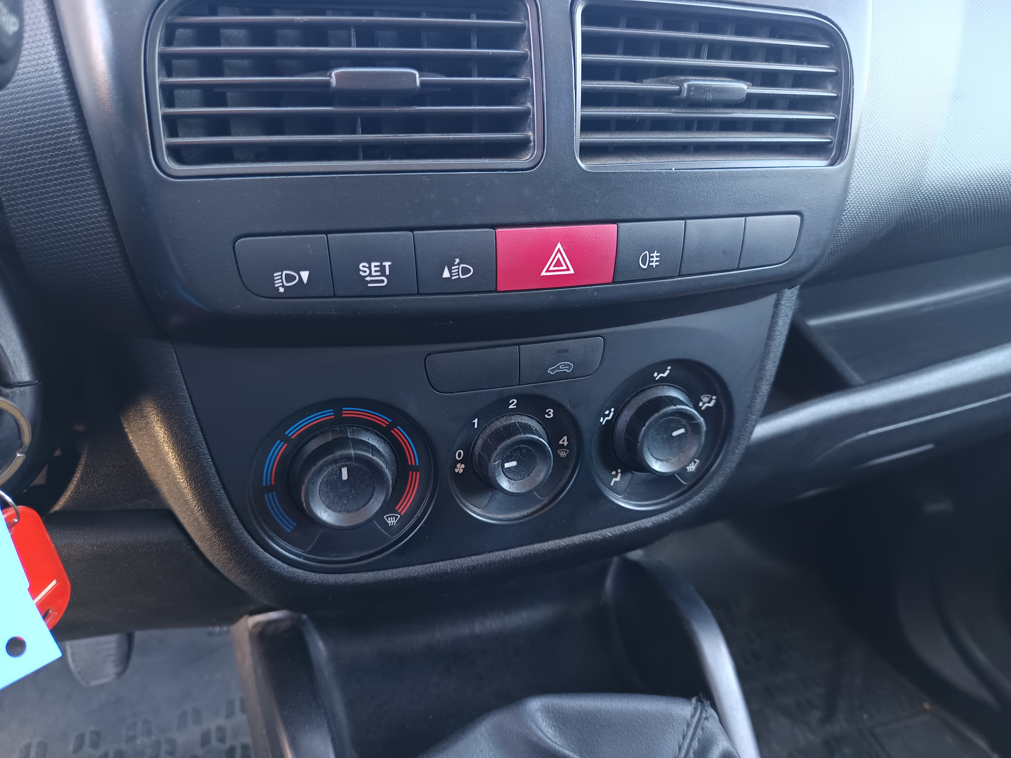 Opel Combo · Ano 2016 — image 36