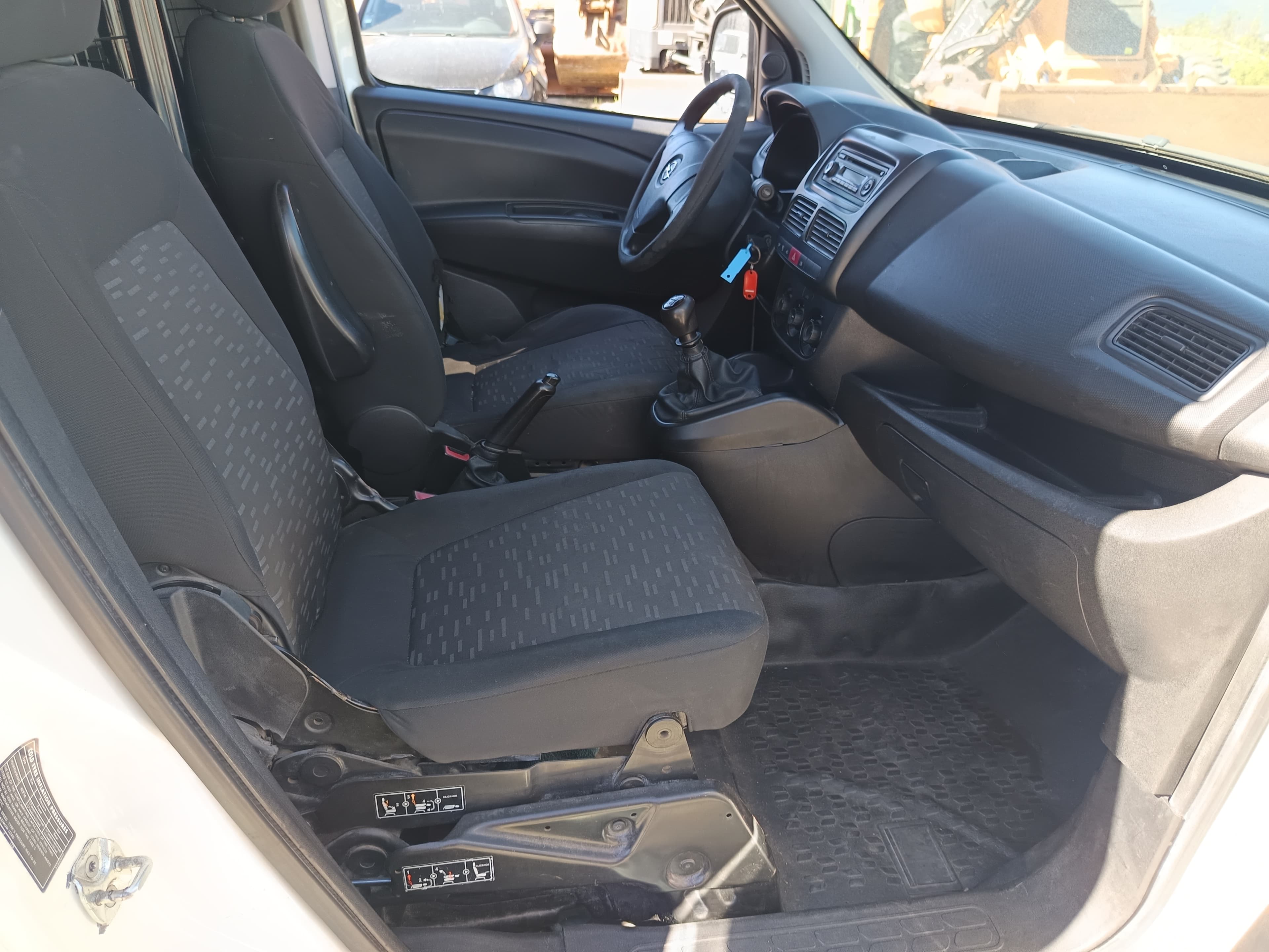 Opel Combo · Ano 2016 — image 28