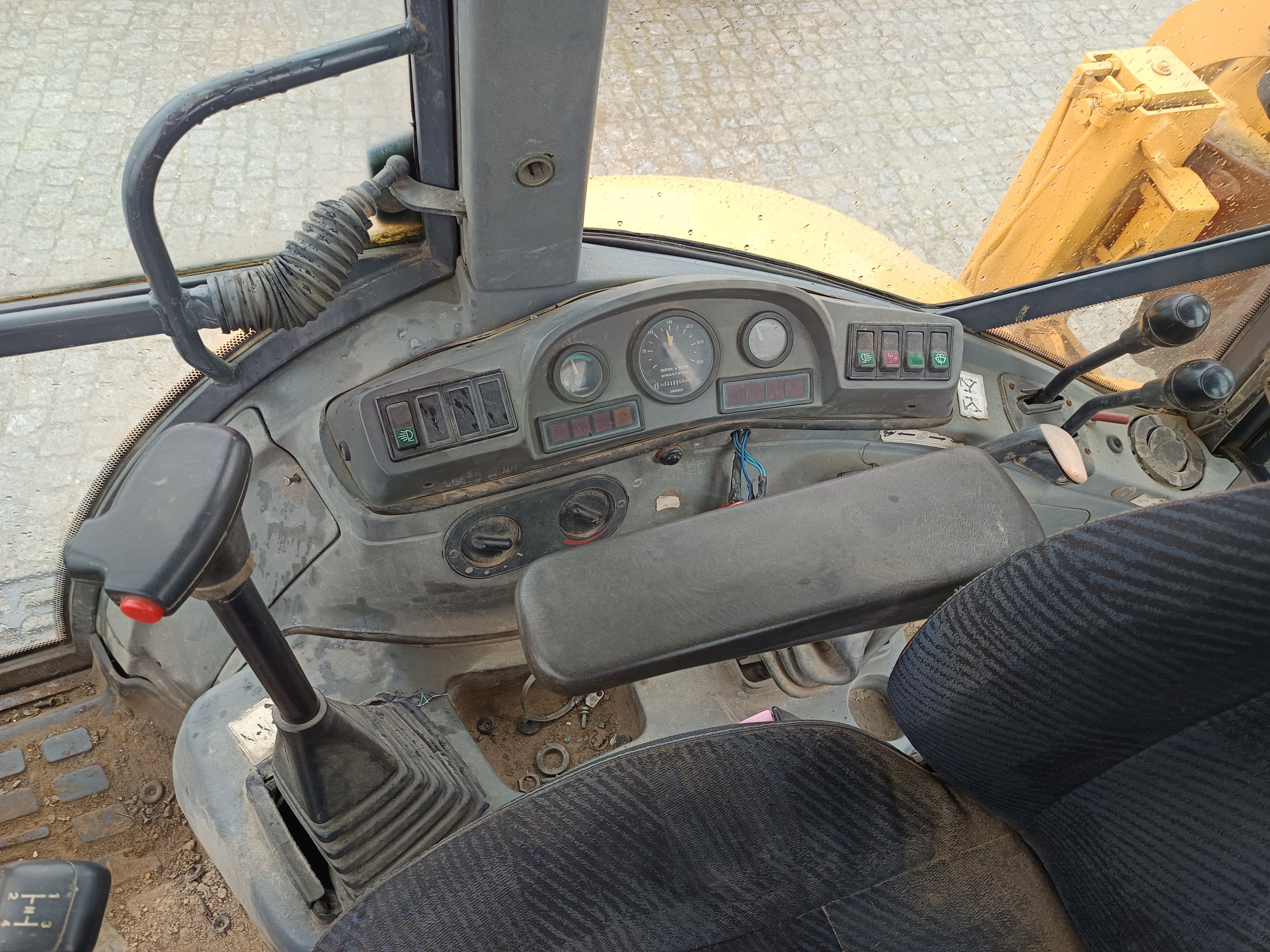 Retroescavadora New Holland NH 95 · Ano 1998 — imagen 14