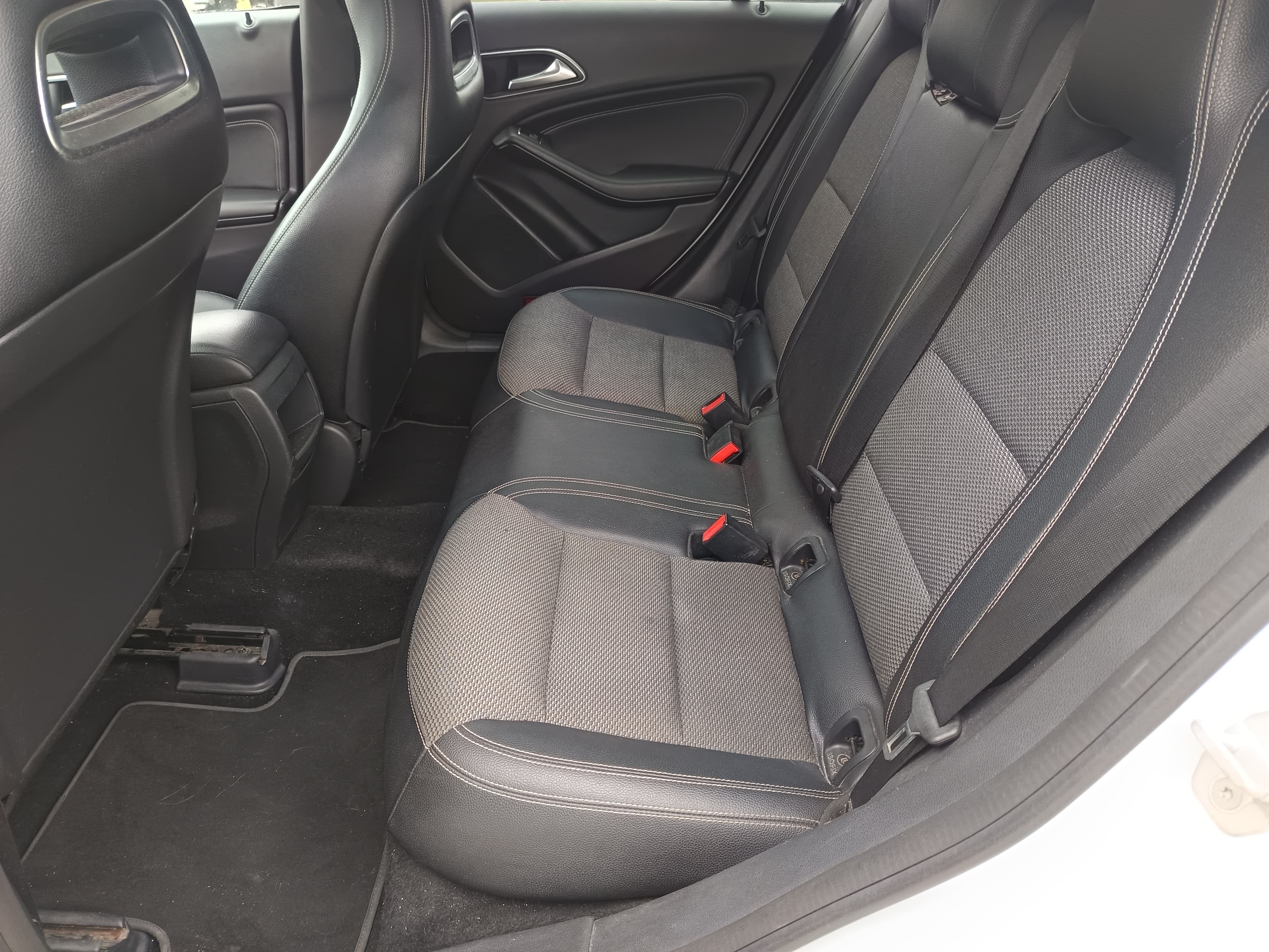Mercedes-Benz CLA 200 · Ano 2015 — image 32