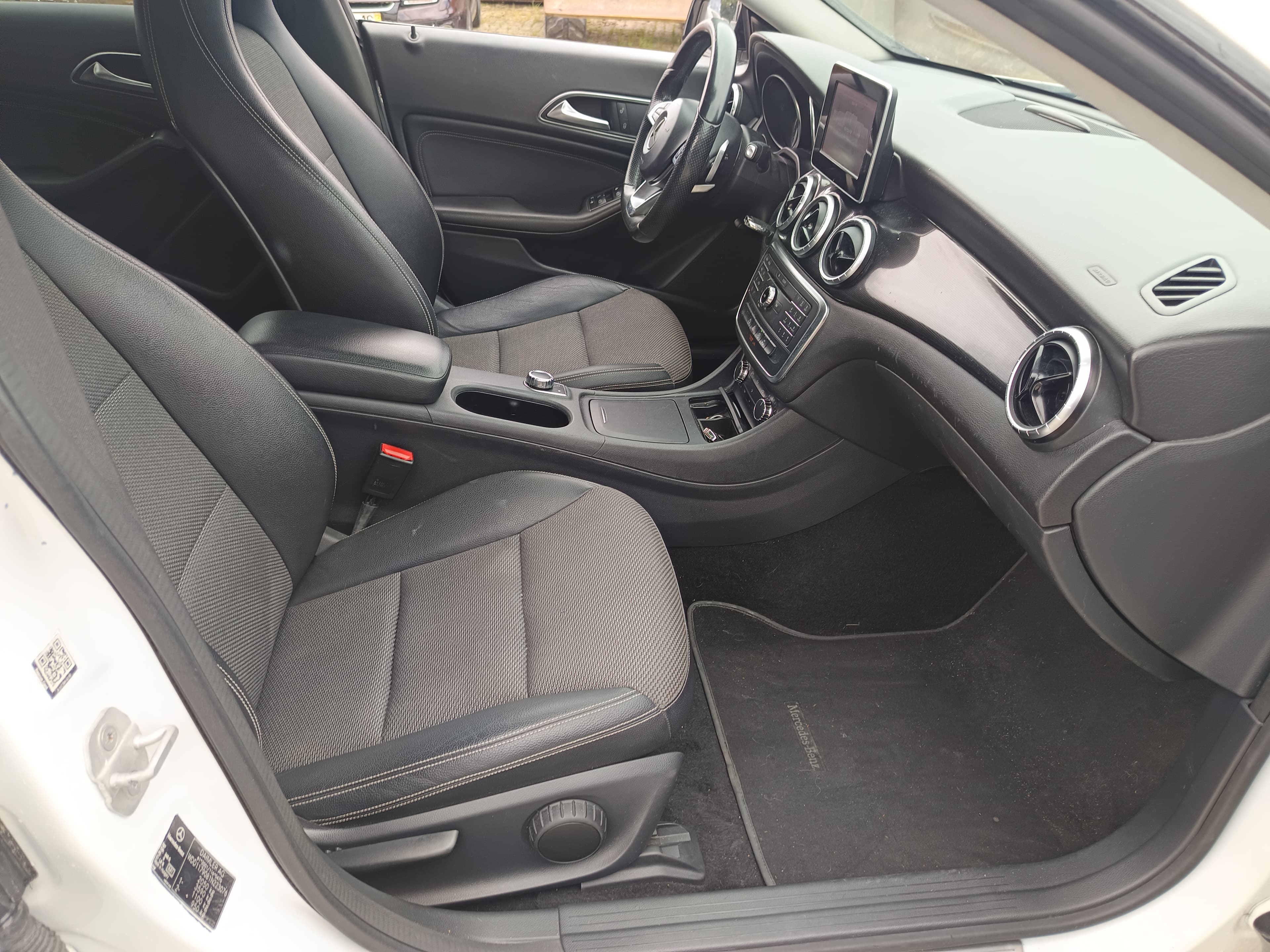 Mercedes-Benz CLA 200 · Ano 2015 — image 27