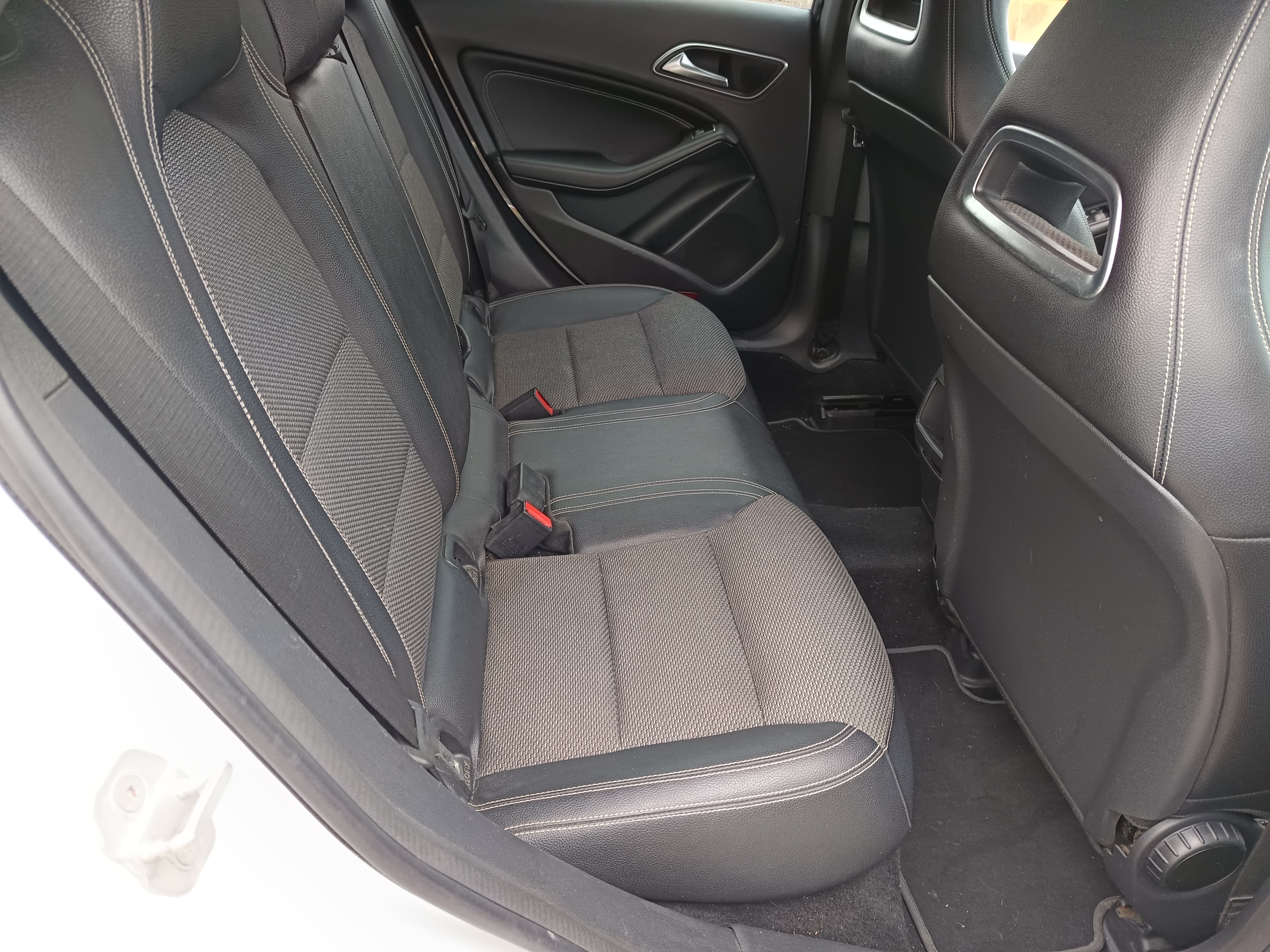 Mercedes-Benz CLA 200 · Ano 2015 — image 24