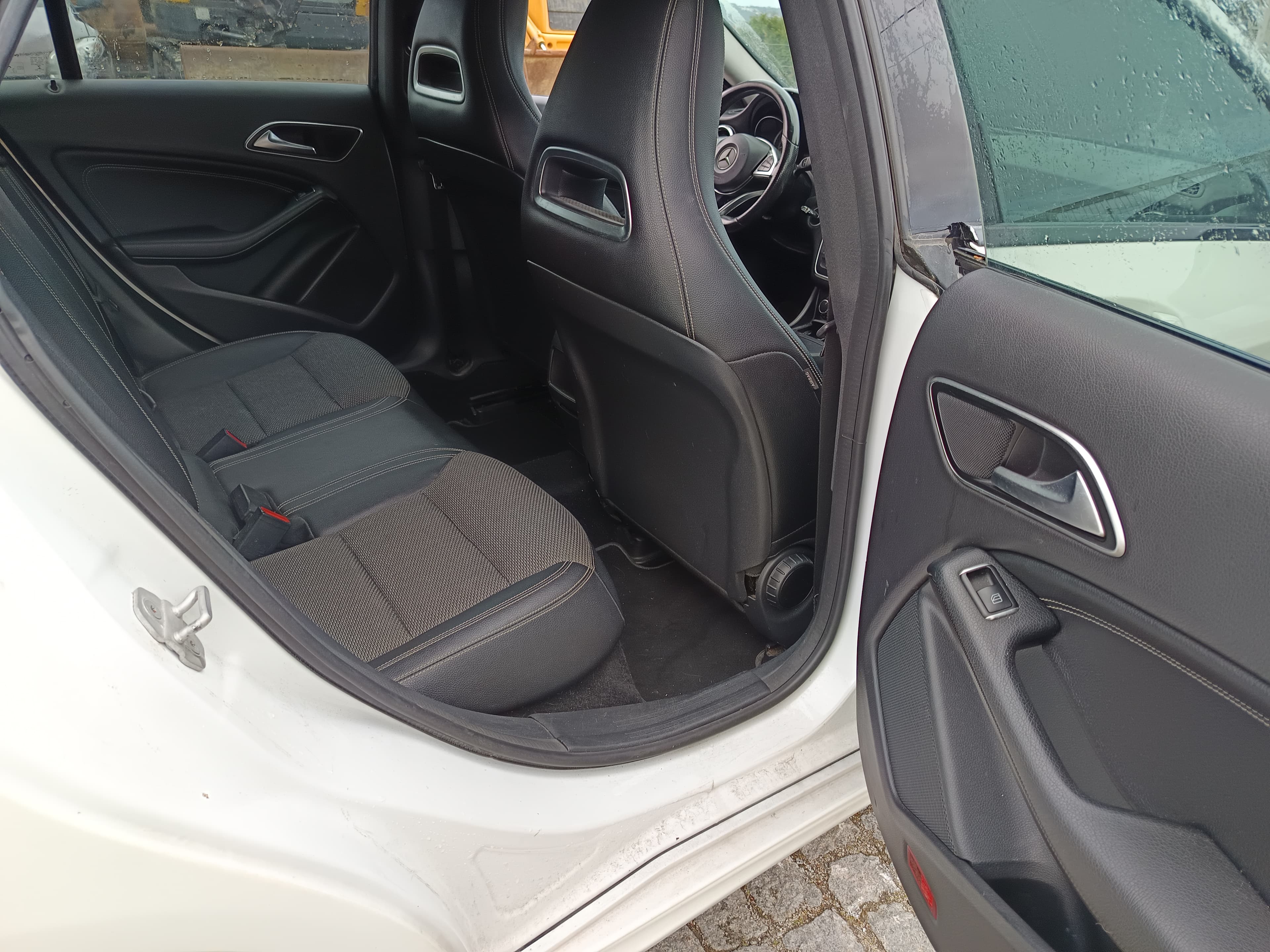 Mercedes-Benz CLA 200 · Ano 2015 — image 28