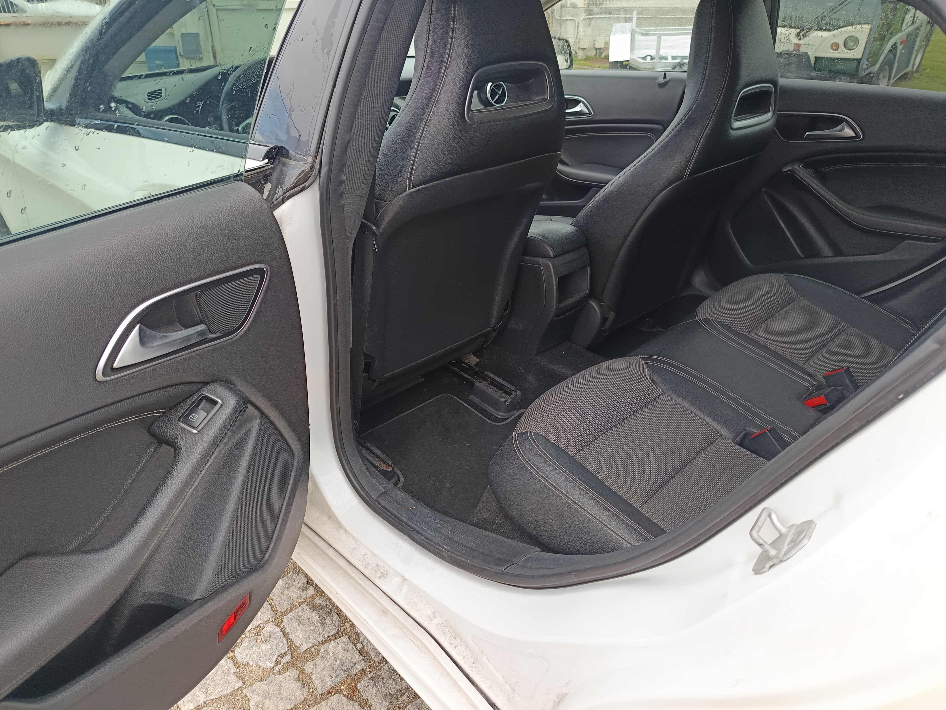 Mercedes-Benz CLA 200 · Ano 2015 — image 30