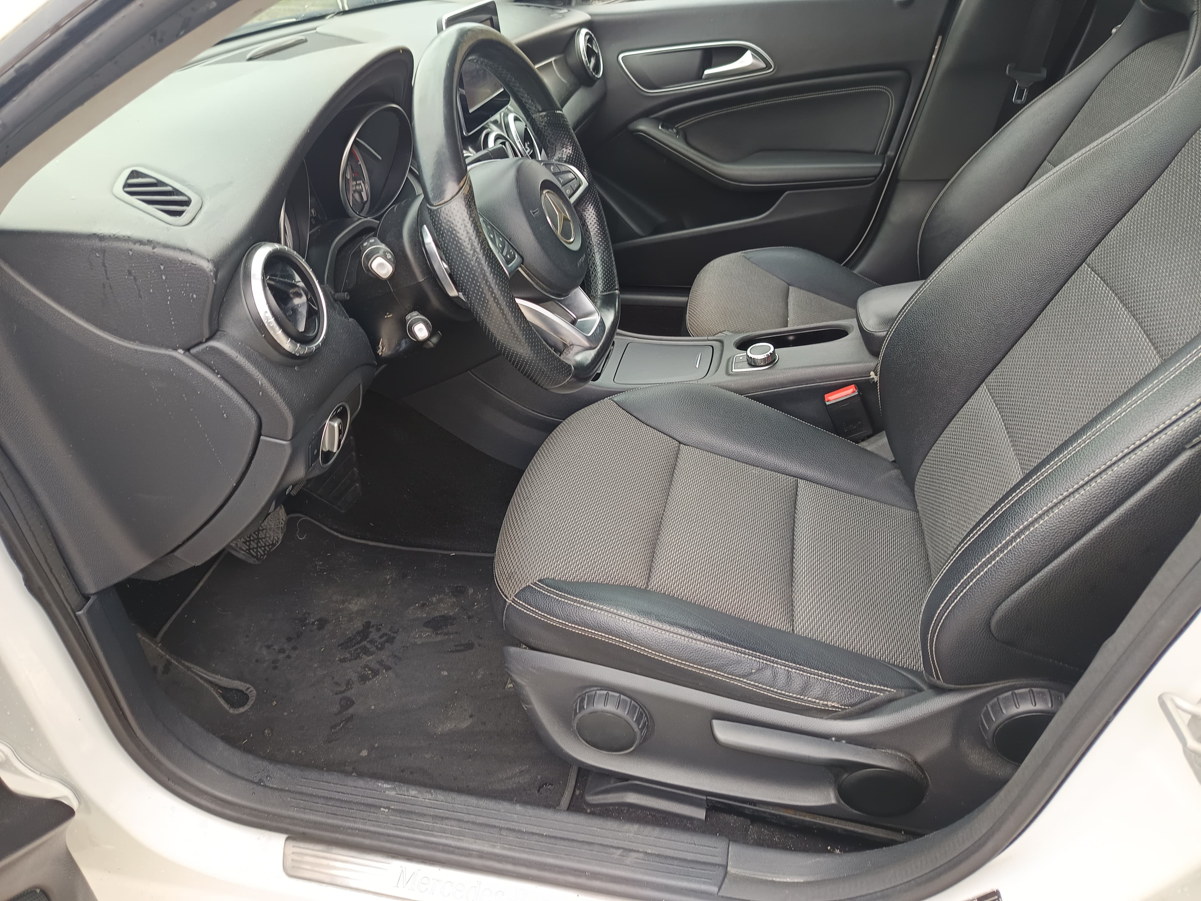 Mercedes-Benz CLA 200 · Ano 2015 — image 35