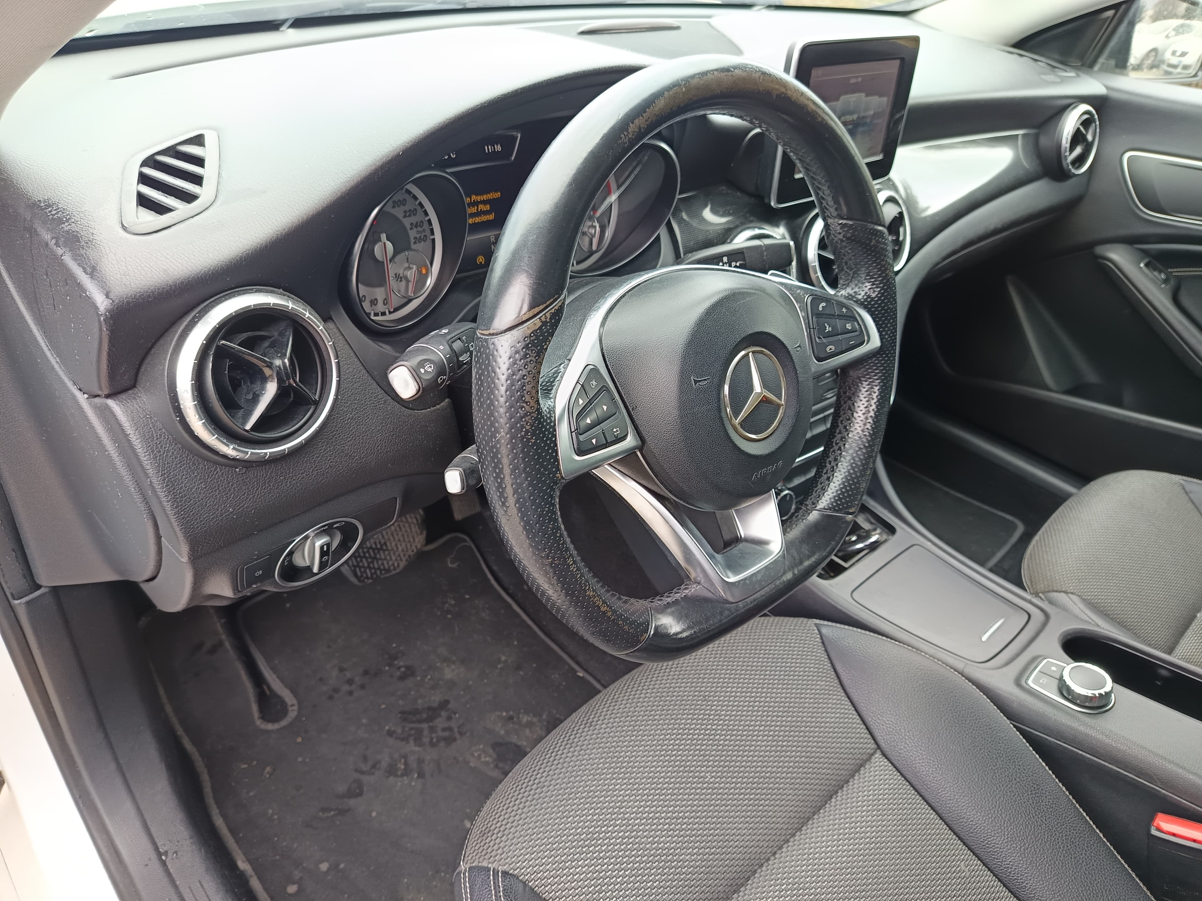 Mercedes-Benz CLA 200 · Ano 2015 — image 48