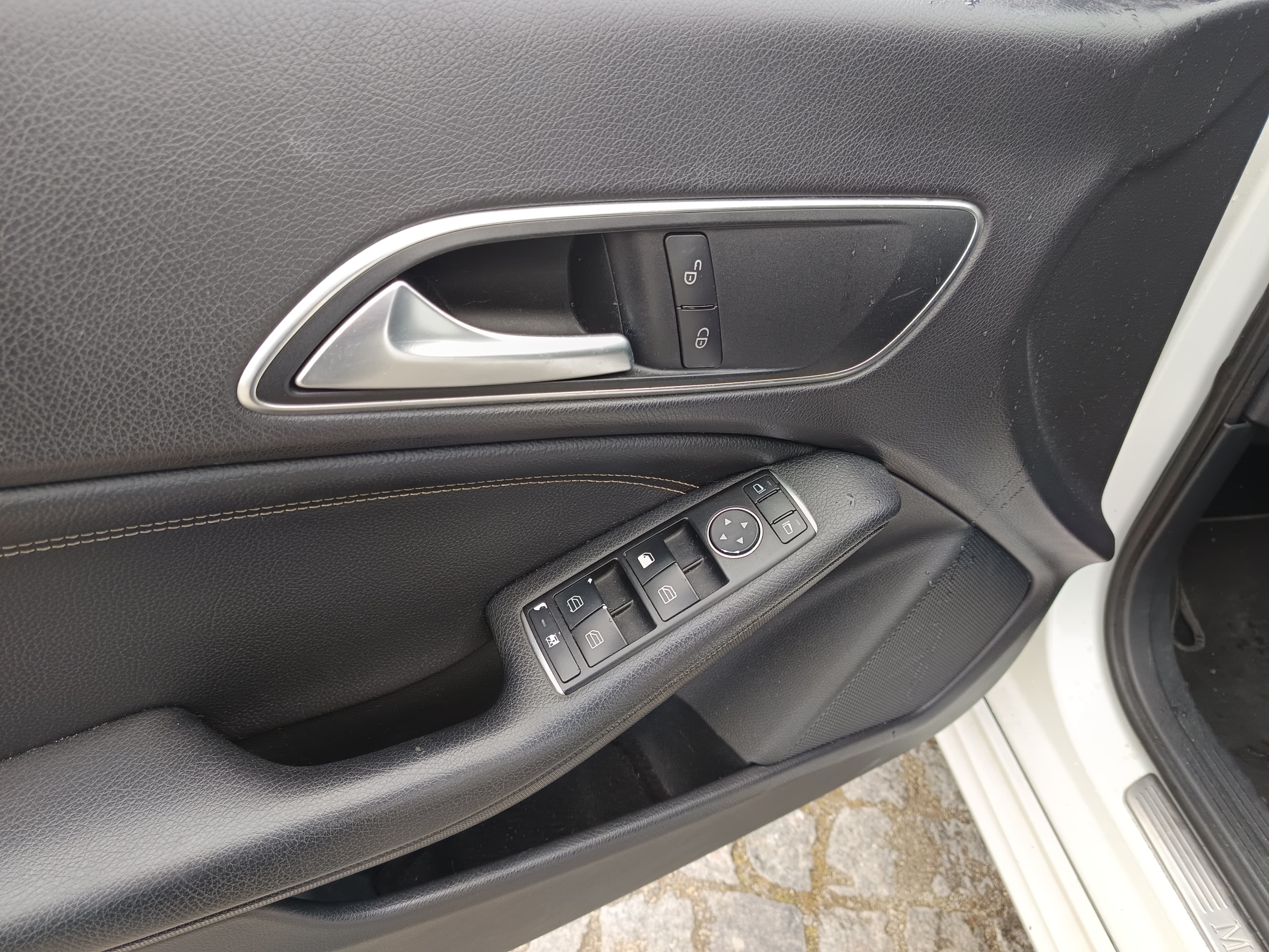 Mercedes-Benz CLA 200 · Ano 2015 — image 34