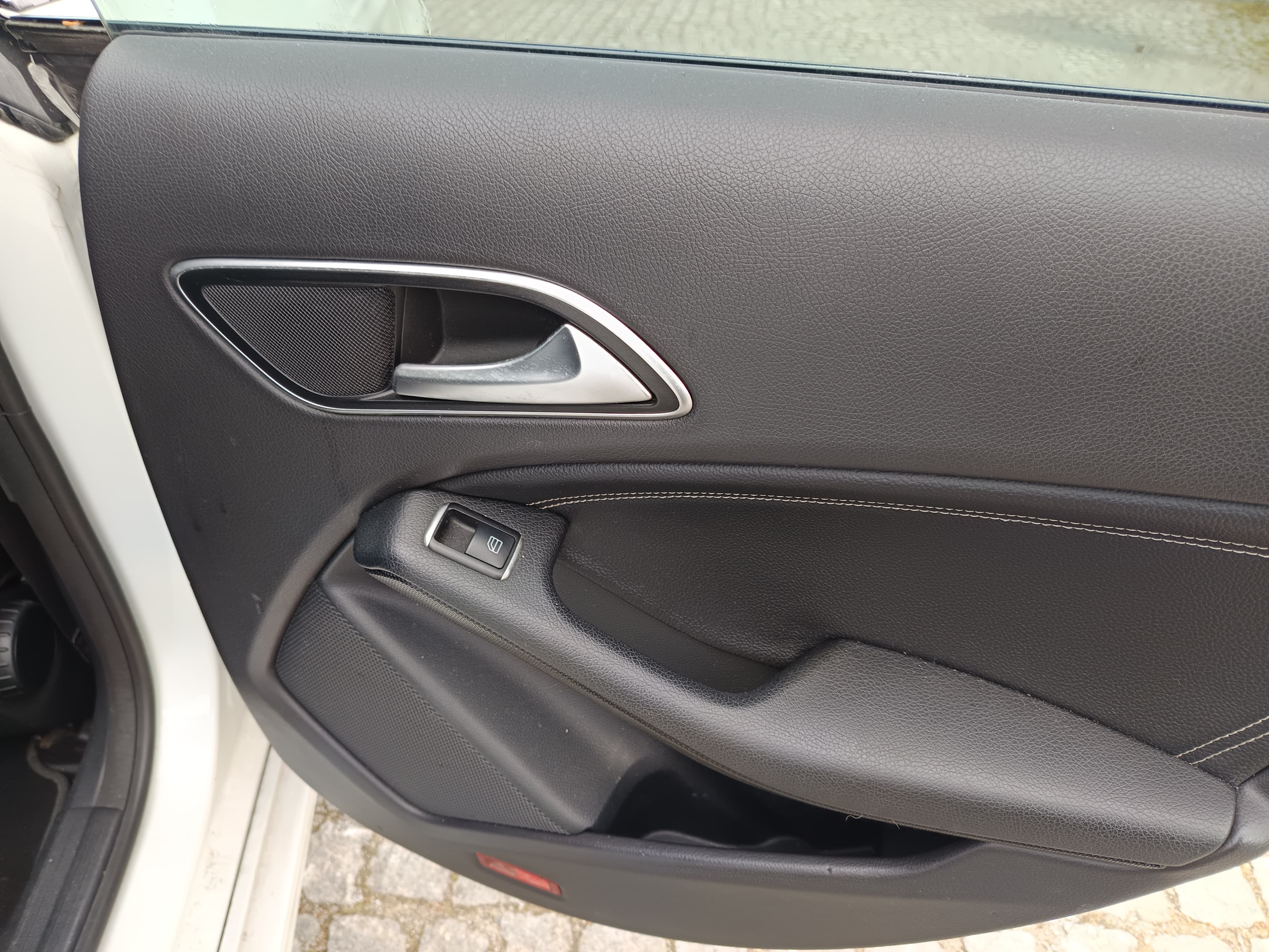 Mercedes-Benz CLA 200 · Ano 2015 — image 29