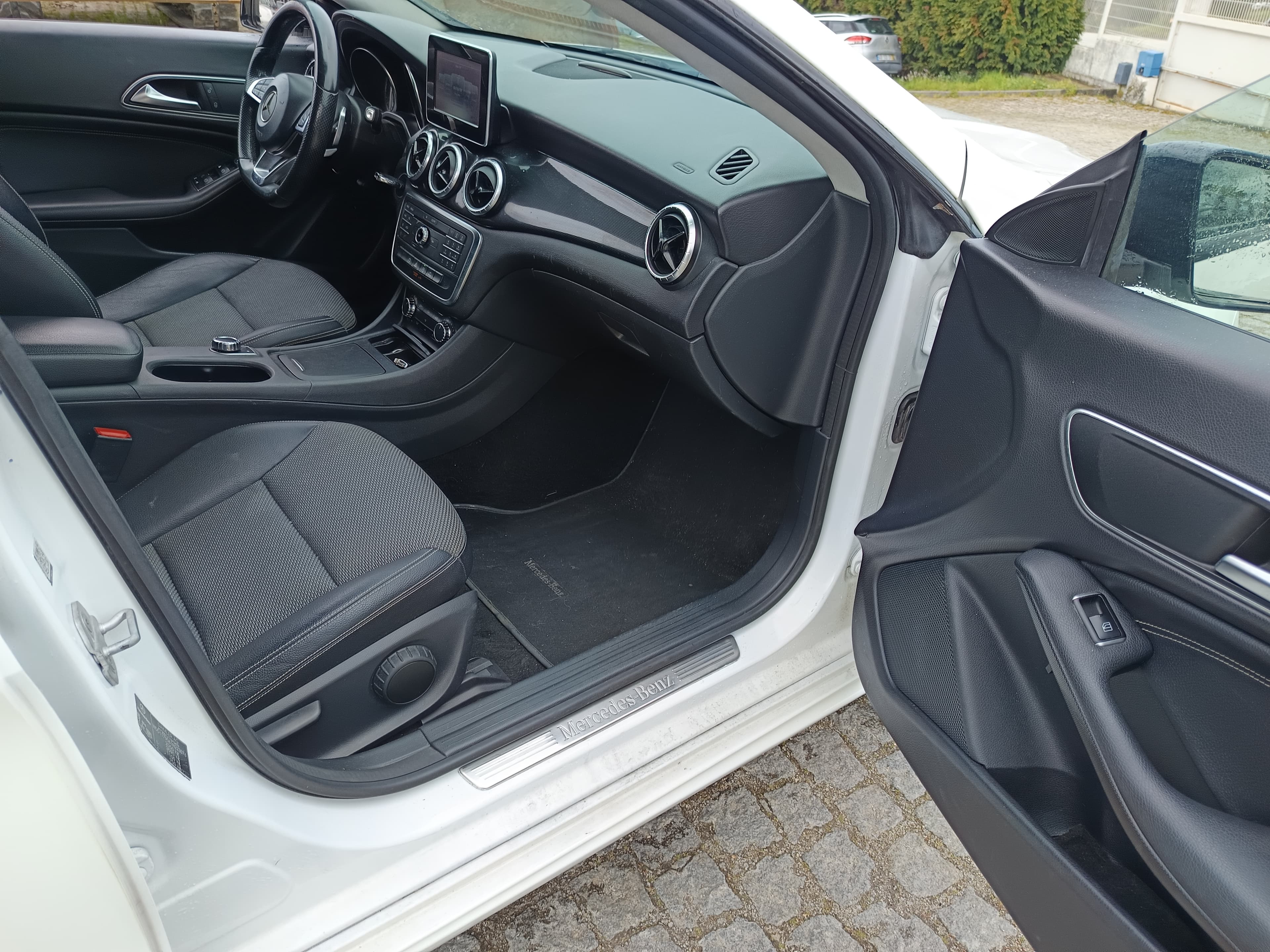 Mercedes-Benz CLA 200 · Ano 2015 — image 25