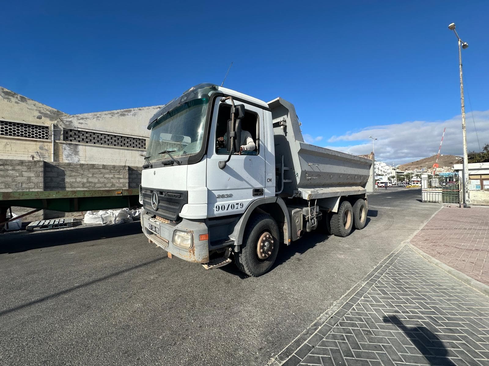 Camião Basculante MERCEDES ACTROS 2632K 6X4 — image 2