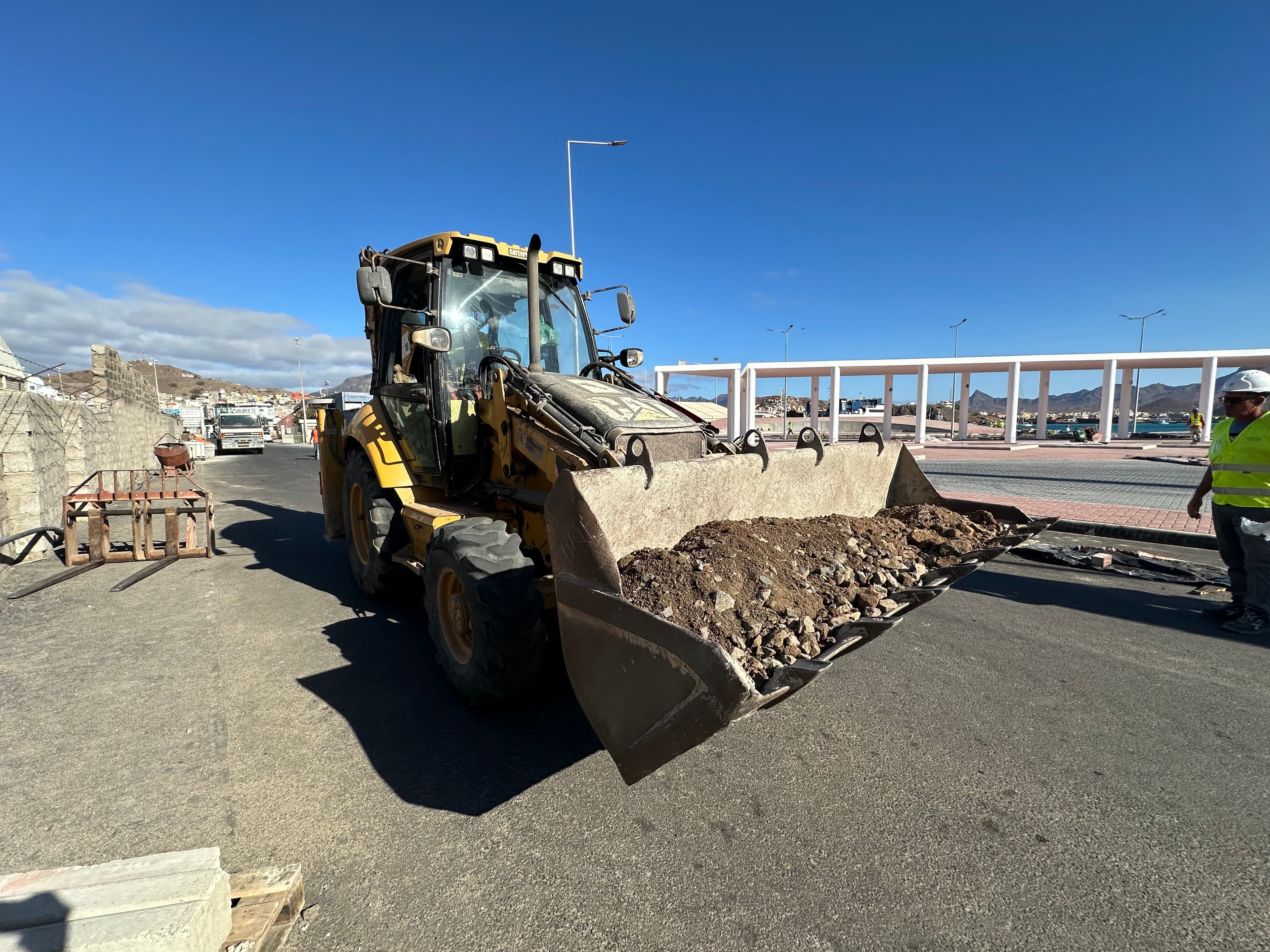 Retroescavadora CATERPILLAR 428E — imagem 2