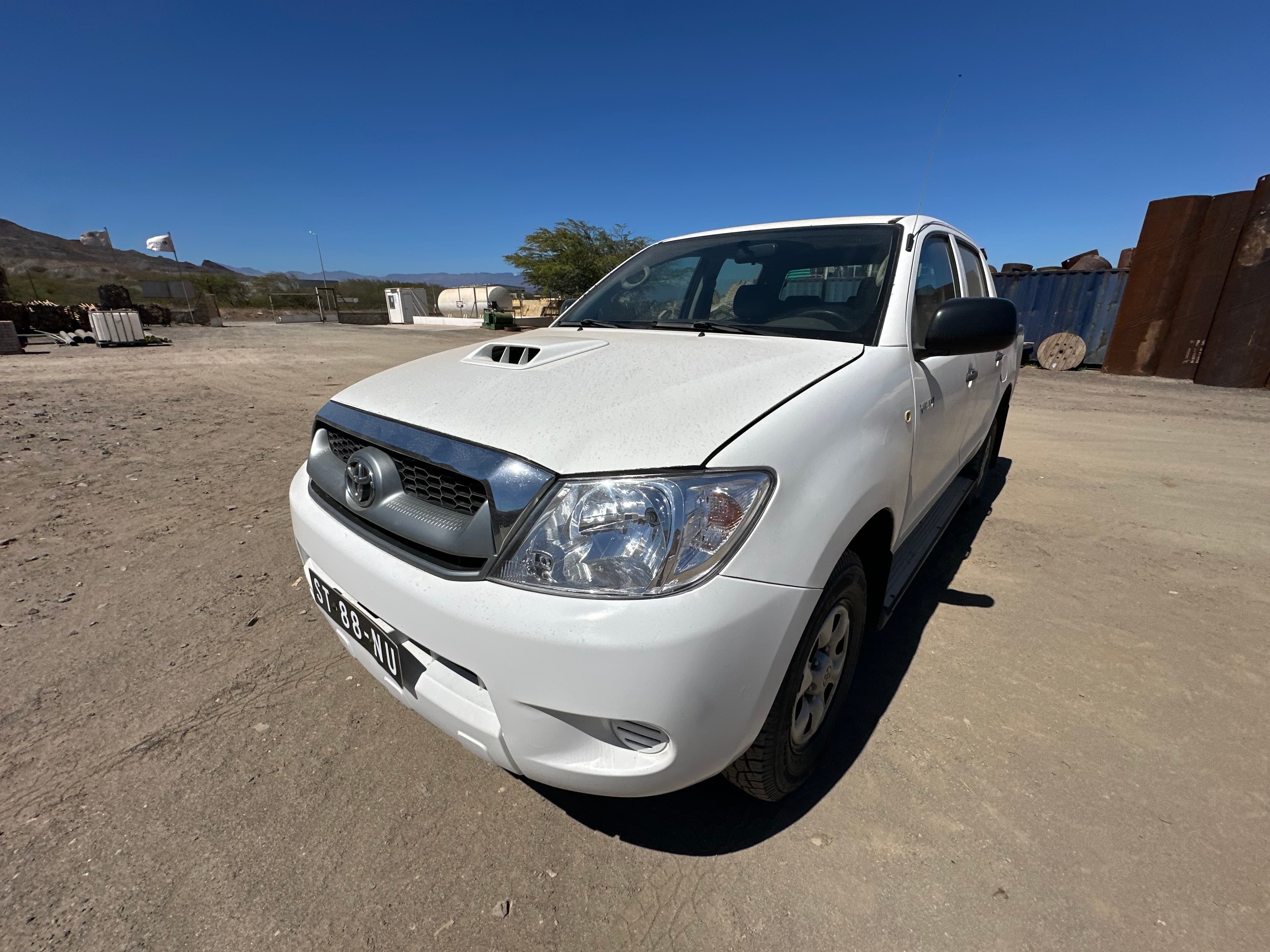 TOYOTA HILLUX — image 1