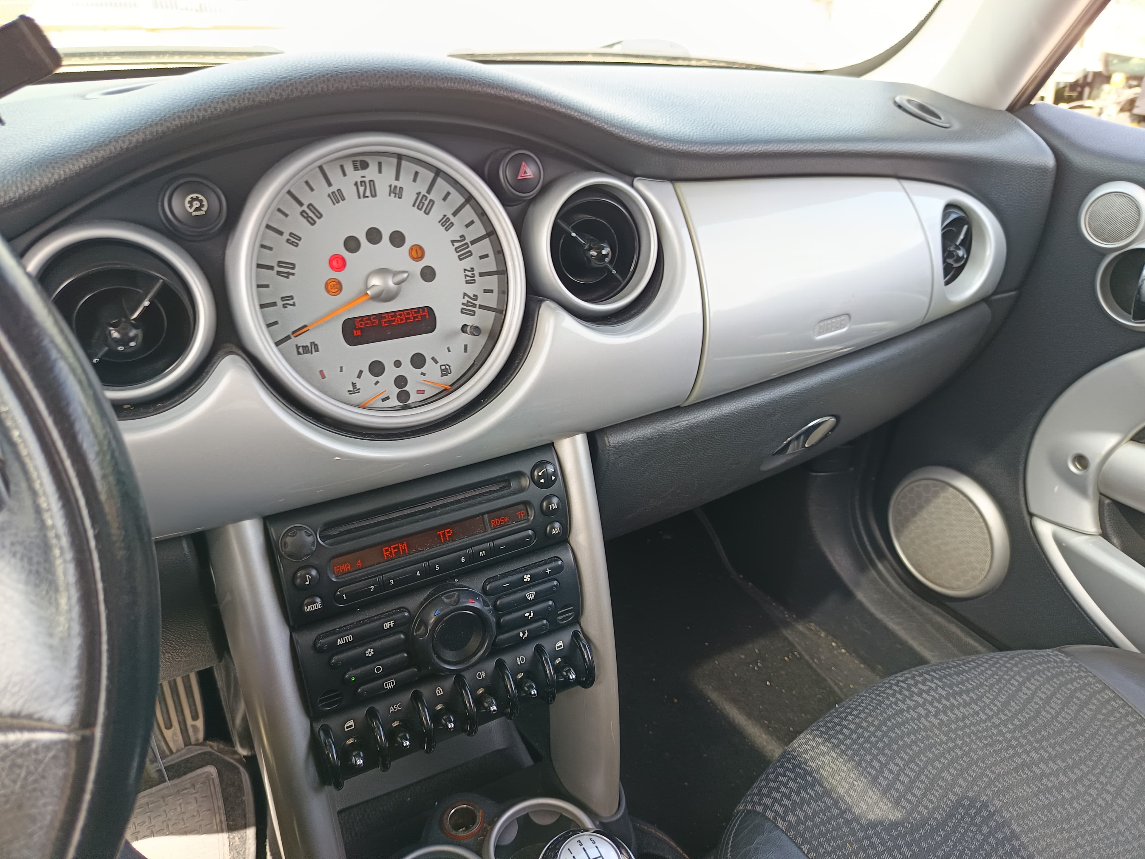 Mini Cooper D — image 19
