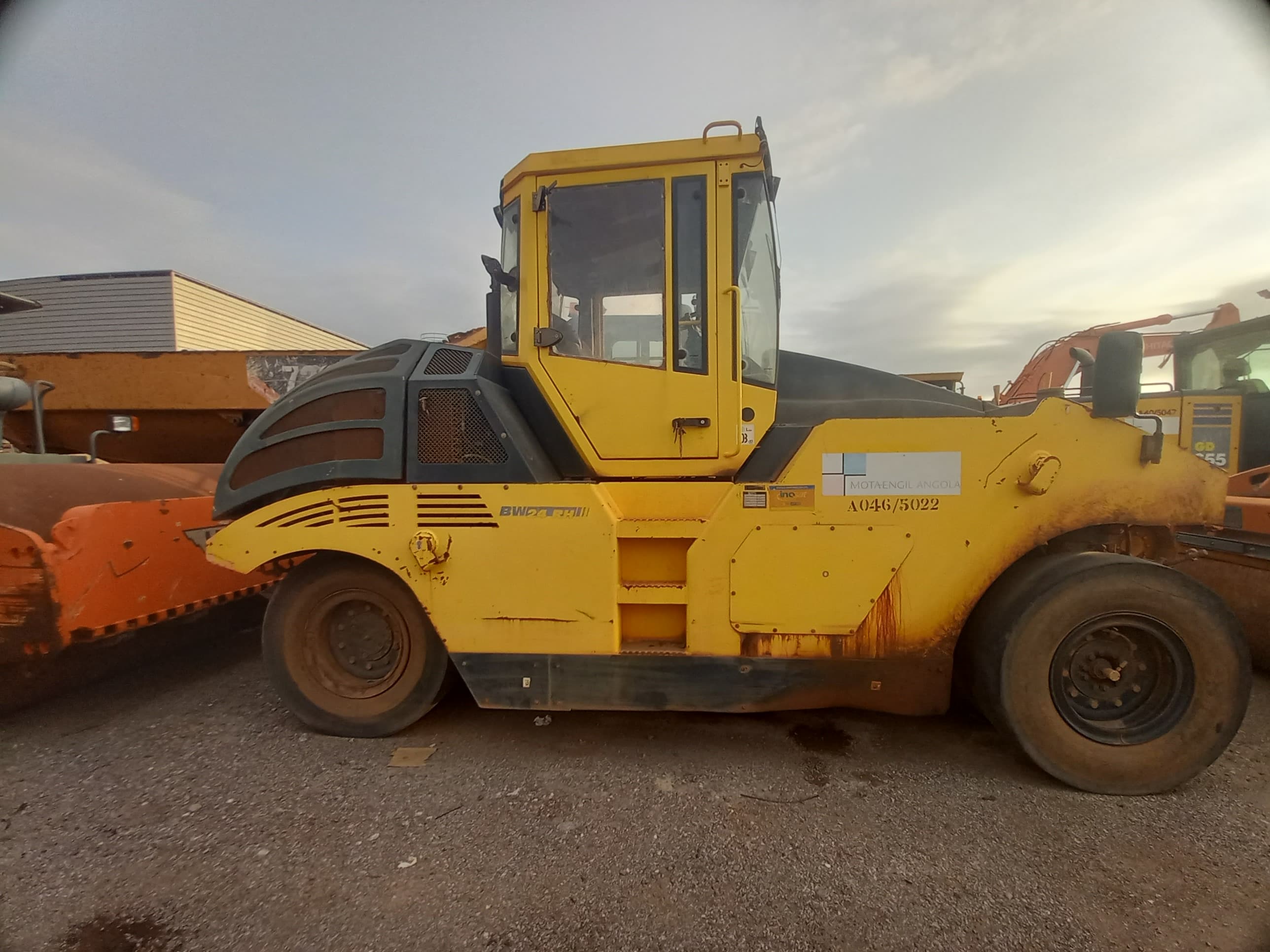 Cilindro de Pneus 24 T BOMAG W 24 RH — image 4