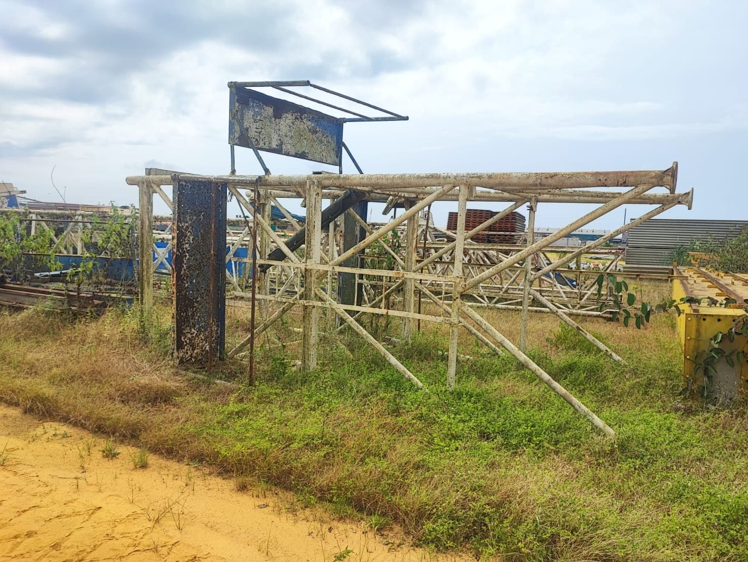 CABINDA - Pavimentadora GOMACO GT 3600 + CABINDA - Grua Torre - Lança de 40 a 50 m, 1,5 a 2 POTAIN 743 E1975 + CABINDA - ATLAS COPCO XAS 137 DD — imagem 5