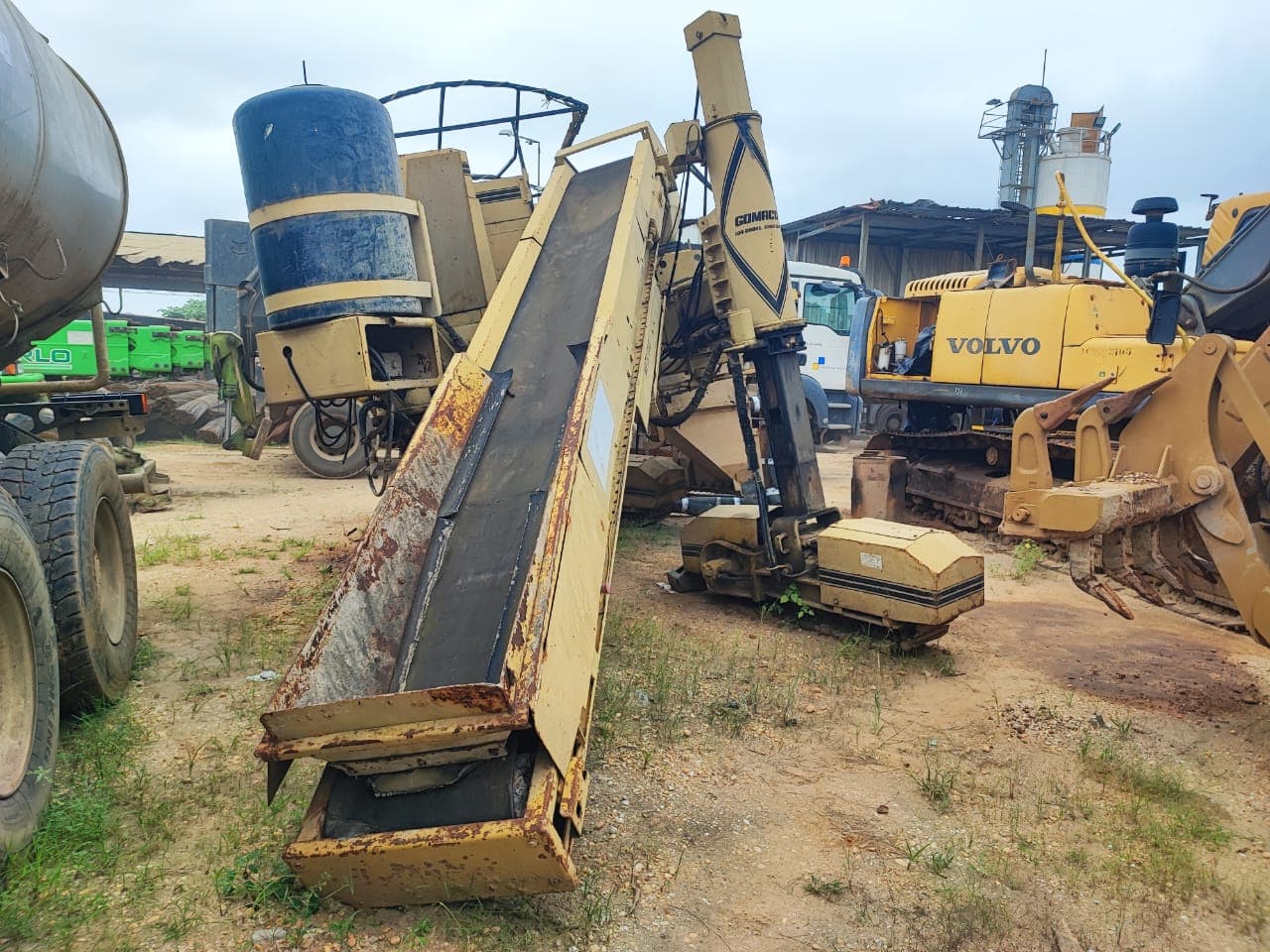 CABINDA - Pavimentadora GOMACO GT 3600 + CABINDA - Grua Torre - Lança de 40 a 50 m, 1,5 a 2 POTAIN 743 E1975 + CABINDA - ATLAS COPCO XAS 137 DD — imagem 2