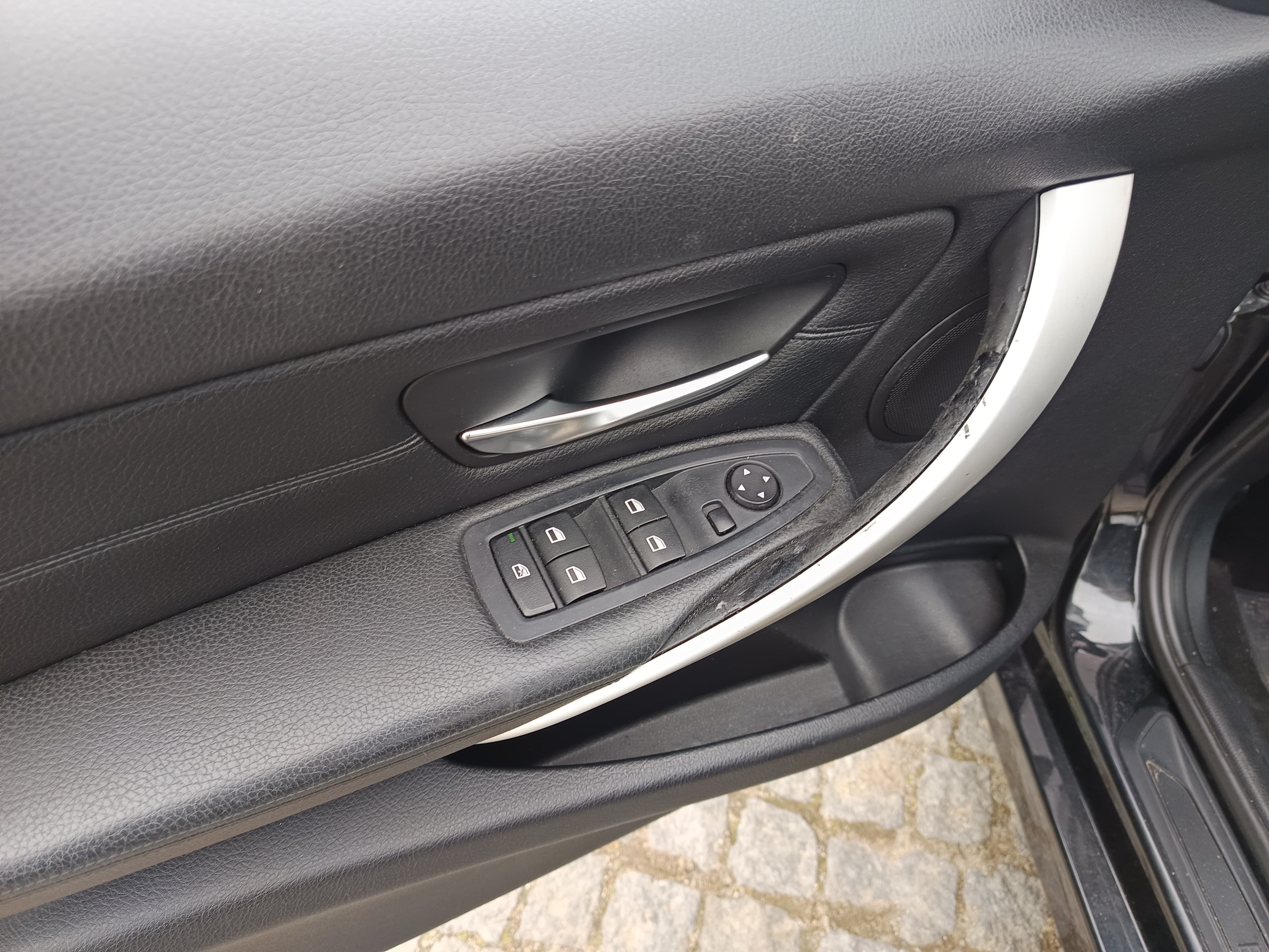 BMW 318 D · Ano 2012 — image 42