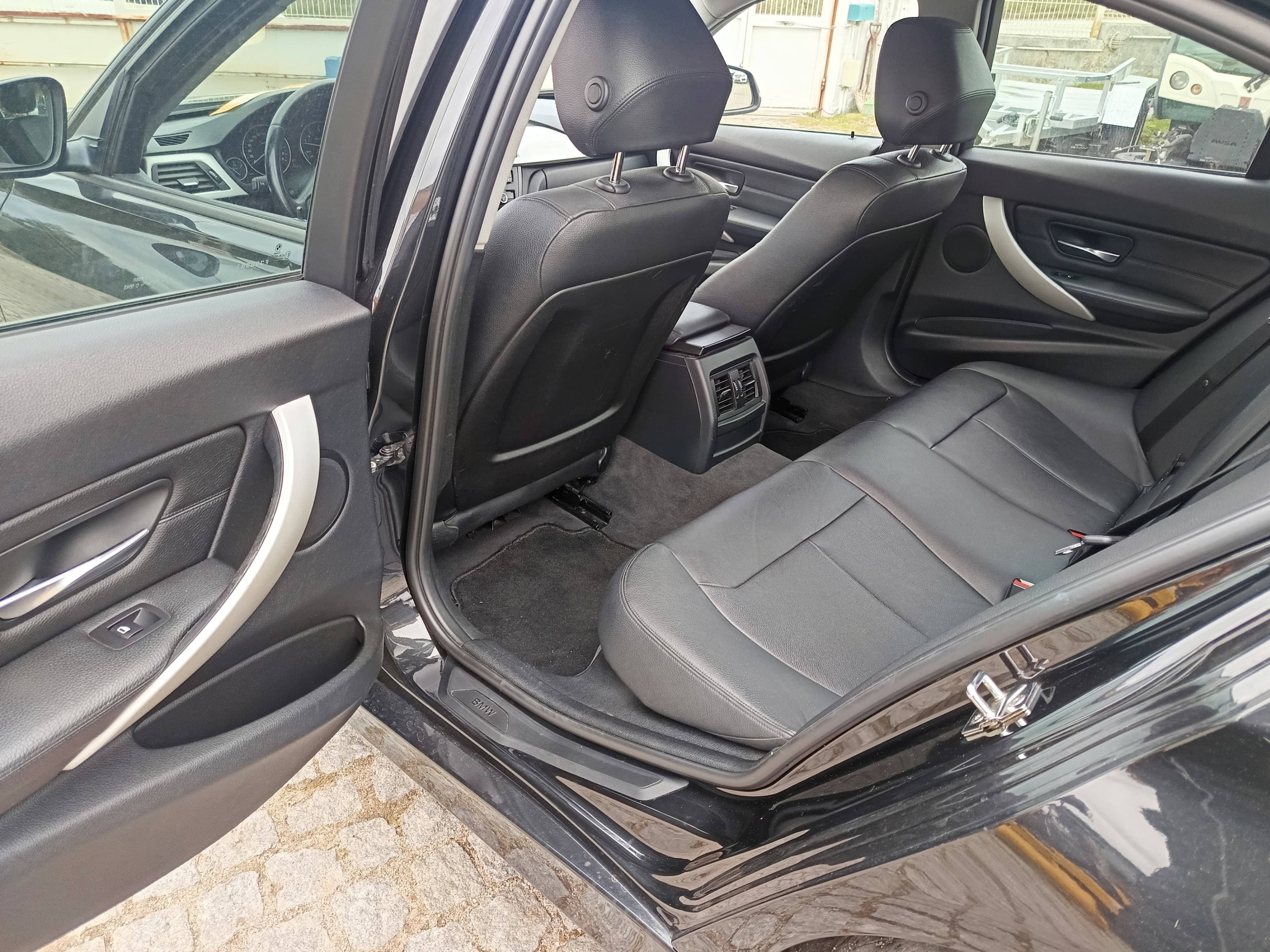 BMW 318 D · Ano 2012 — image 33