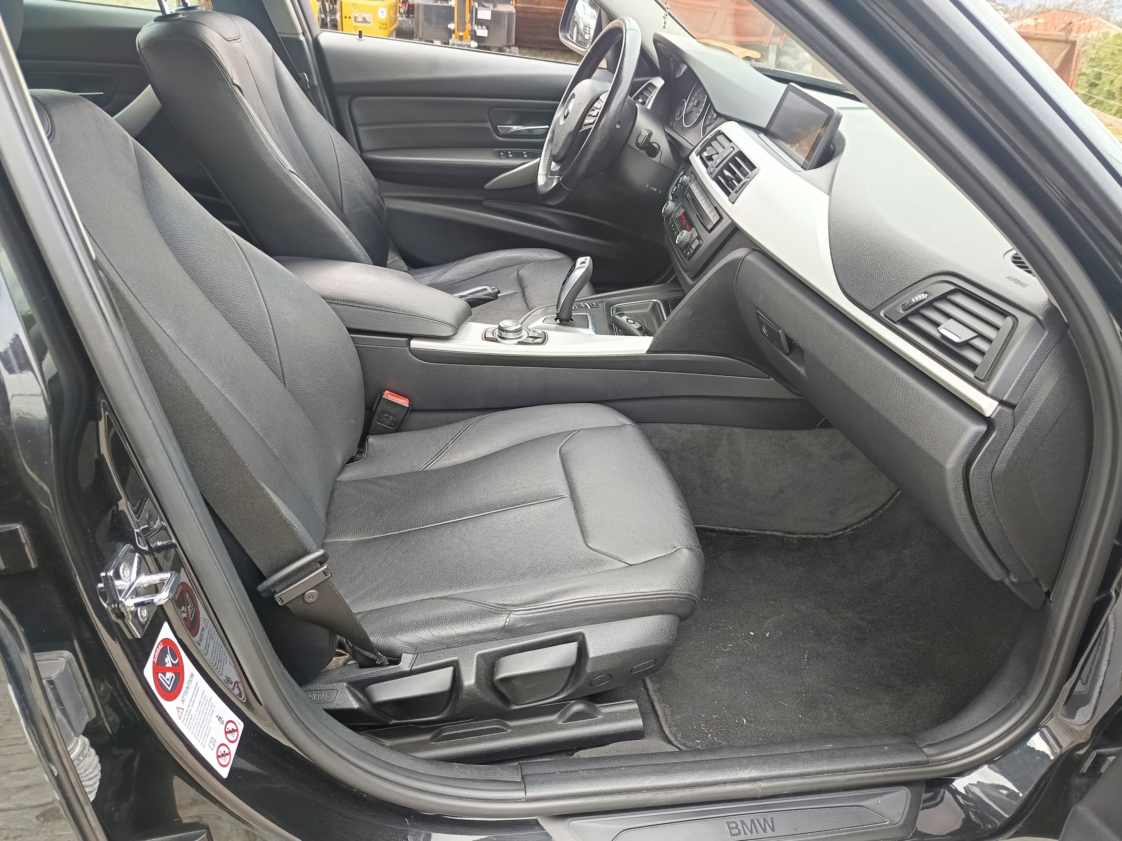 BMW 318 D · Ano 2012 — image 30