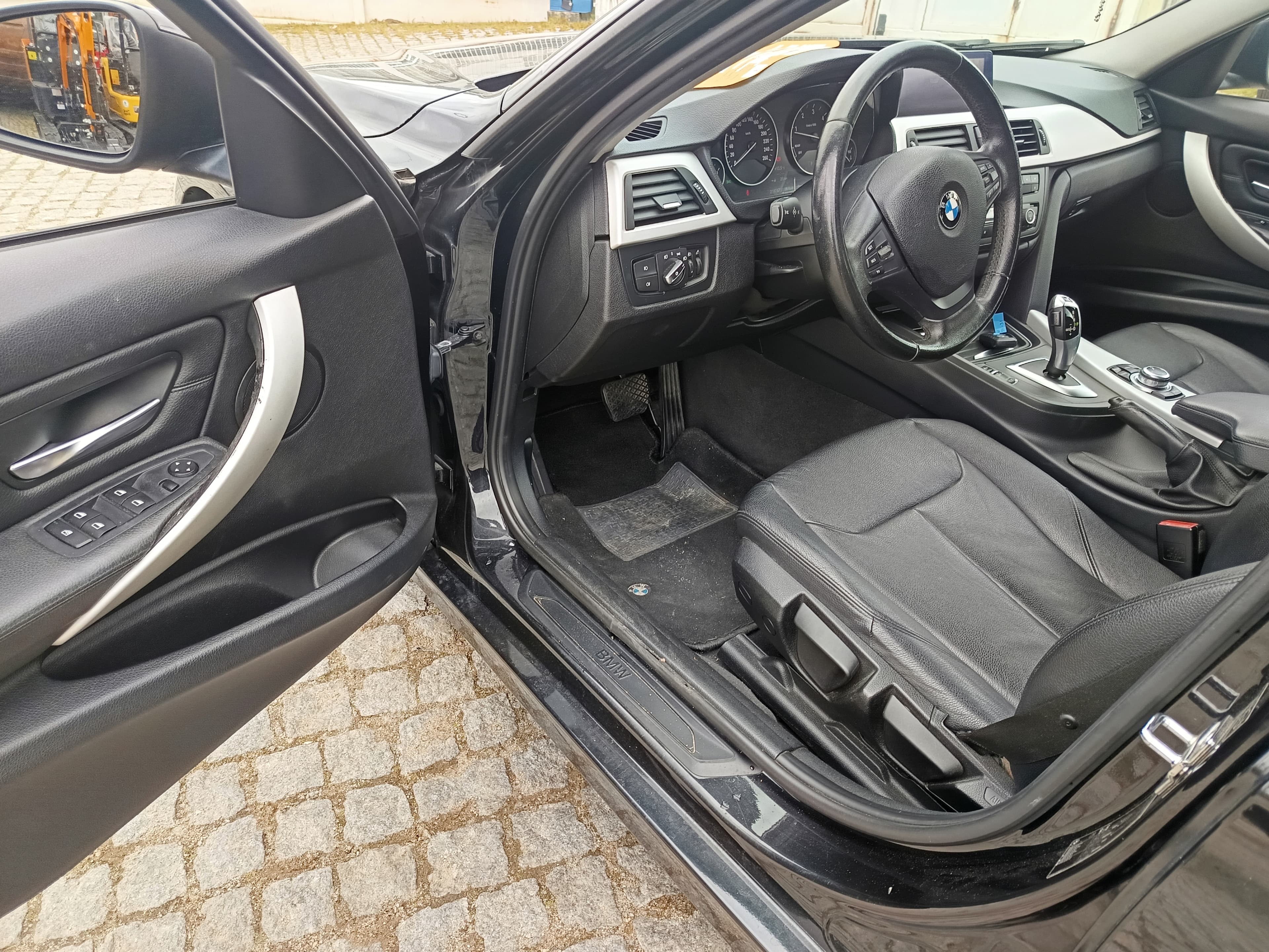 BMW 318 D · Ano 2012 — image 39