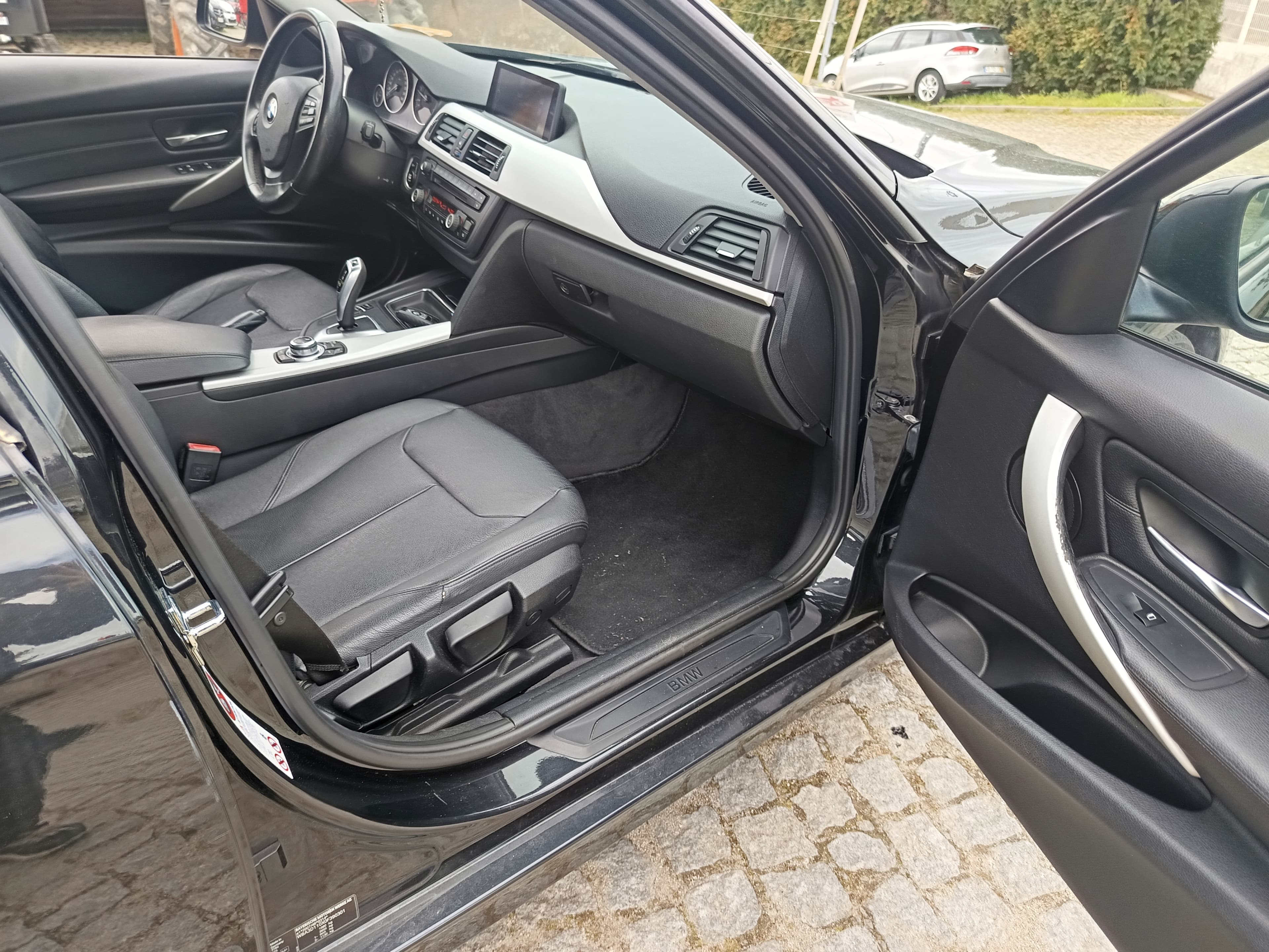 BMW 318 D · Ano 2012 — image 26