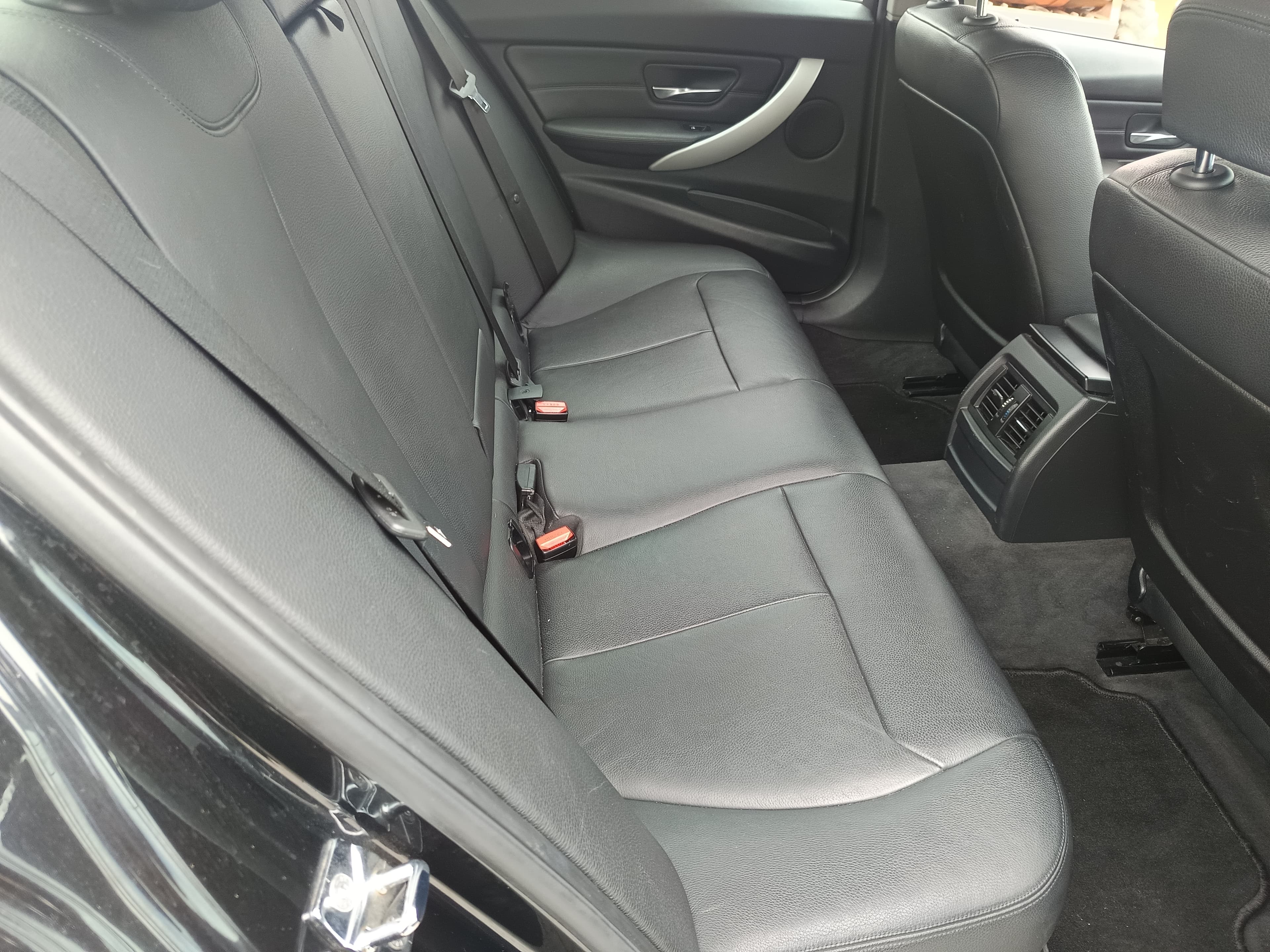 BMW 318 D · Ano 2012 — image 24