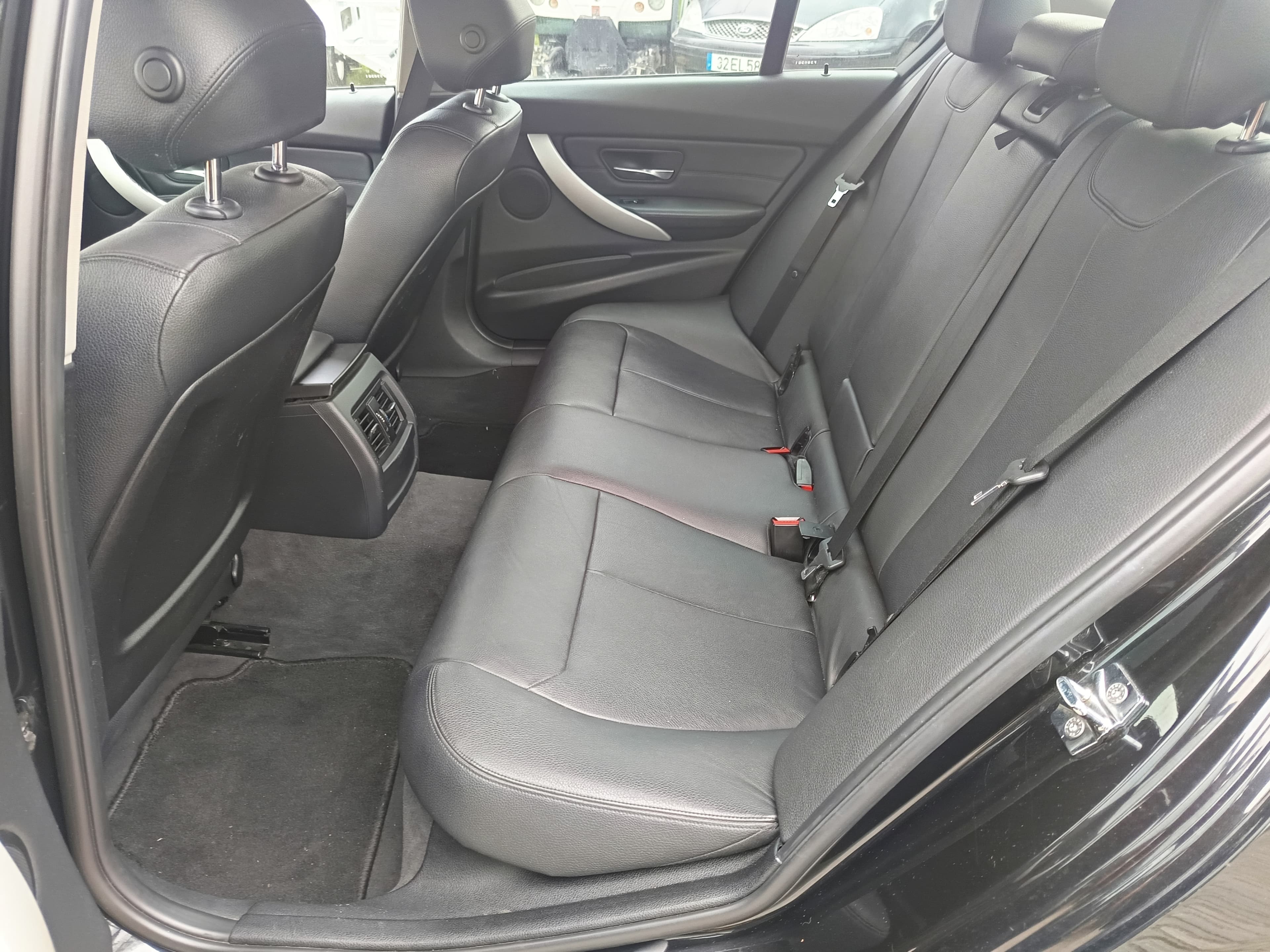 BMW 318 D · Ano 2012 — image 37