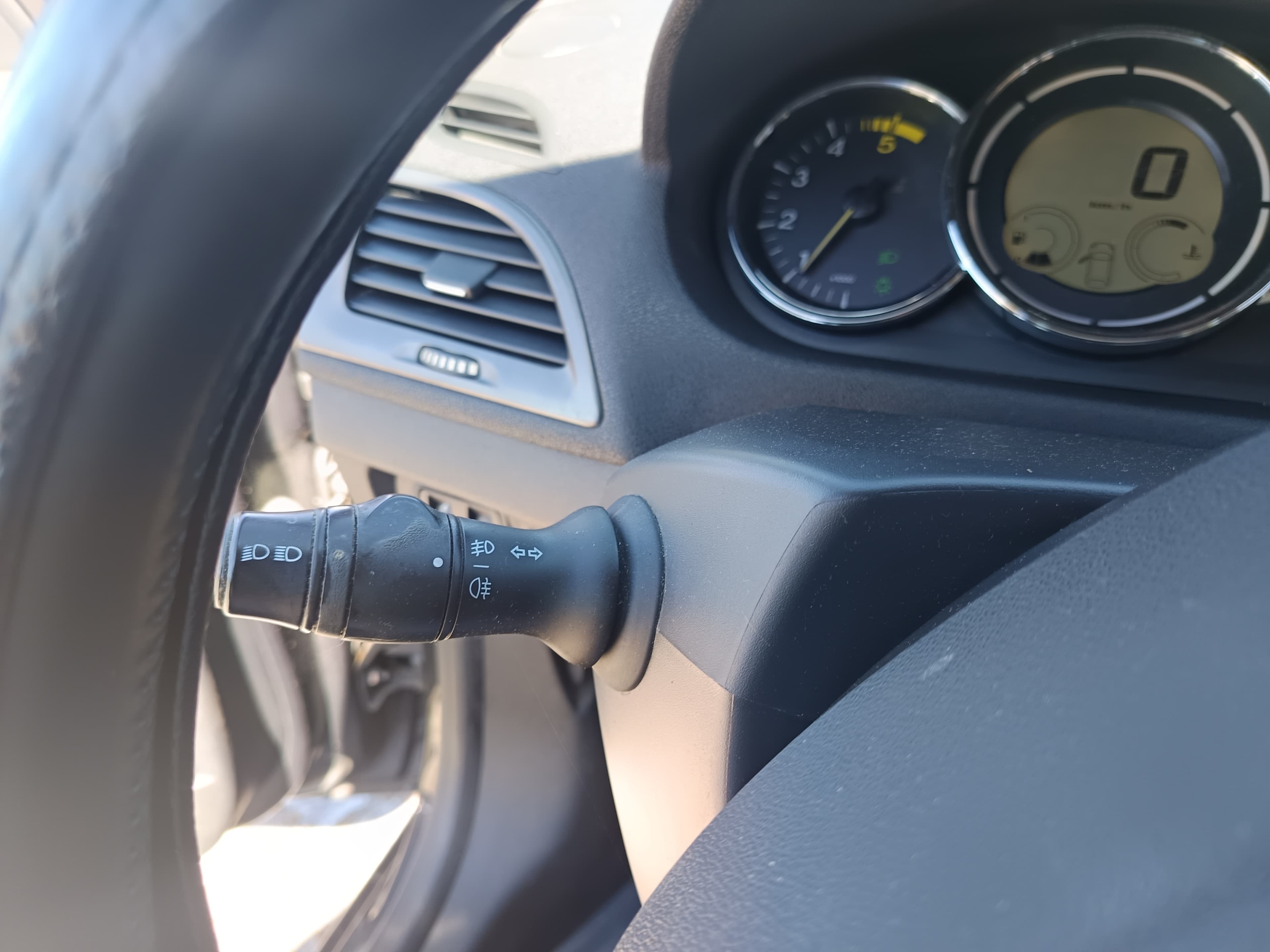 Renault Mégane 1.5 dCi · Ano 2014 — imagem 41