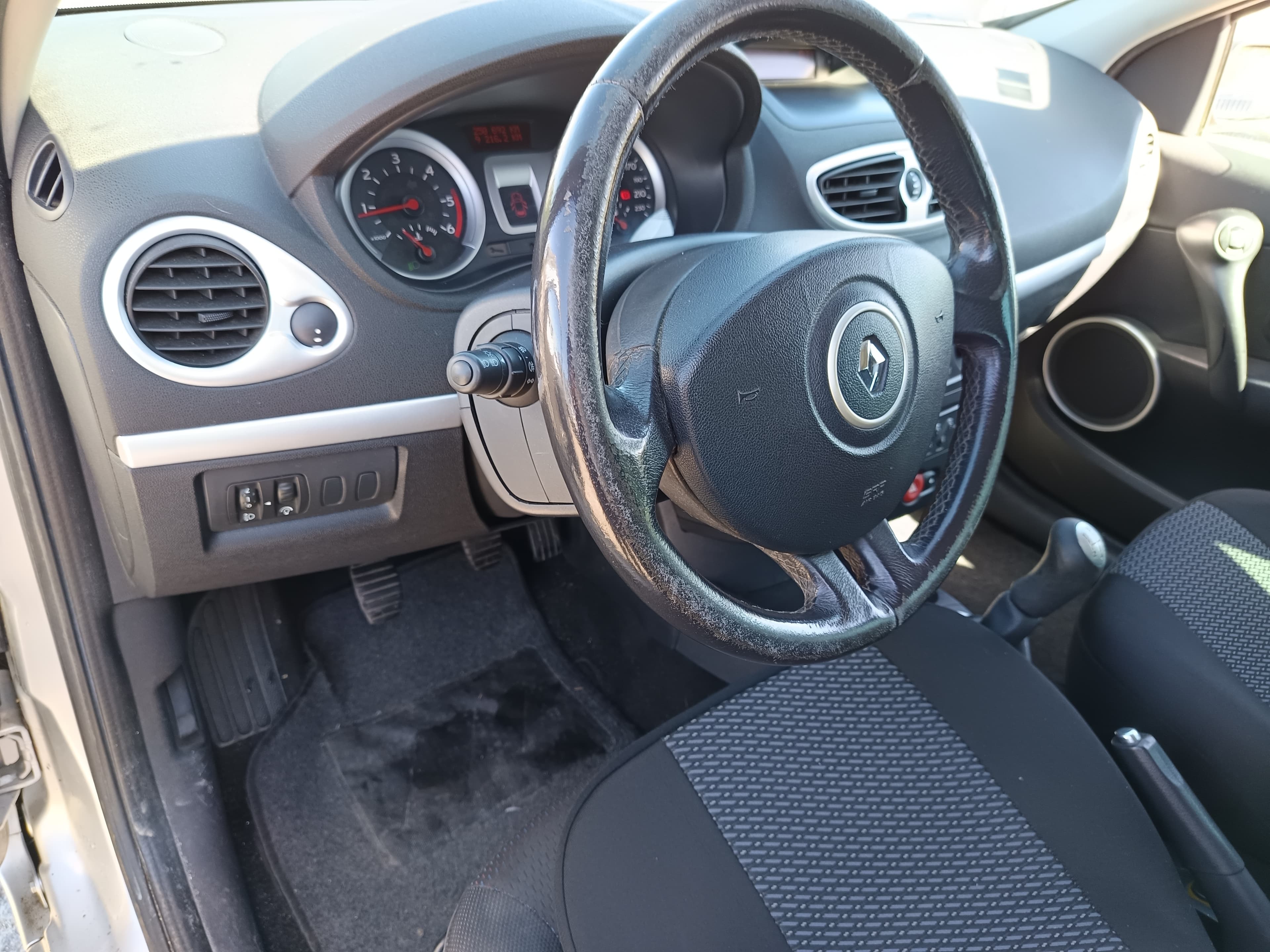 Renault Clio 1.5 dCi · Ano 2008 — imagem 36