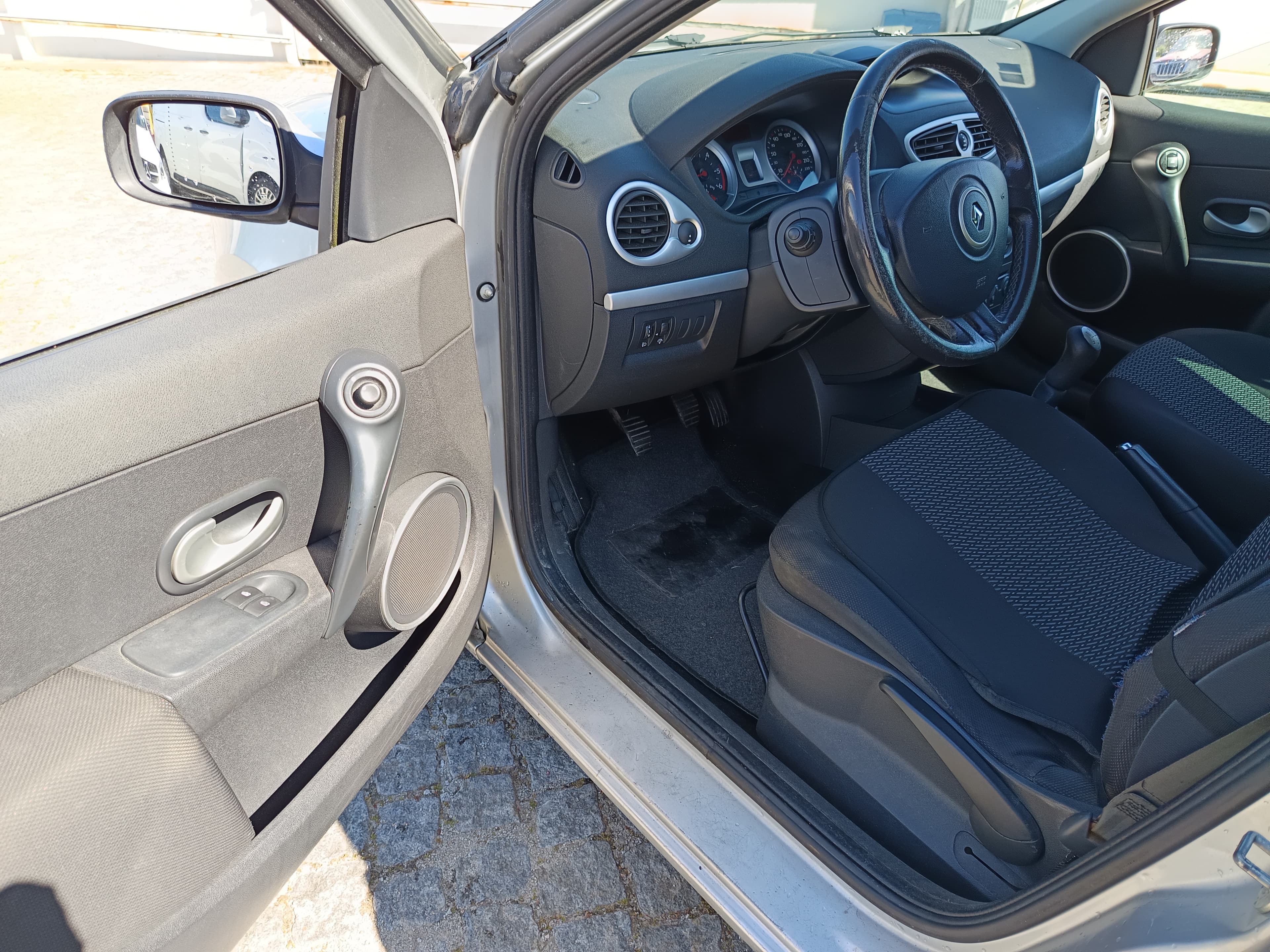 Renault Clio 1.5 dCi · Ano 2008 — imagem 32