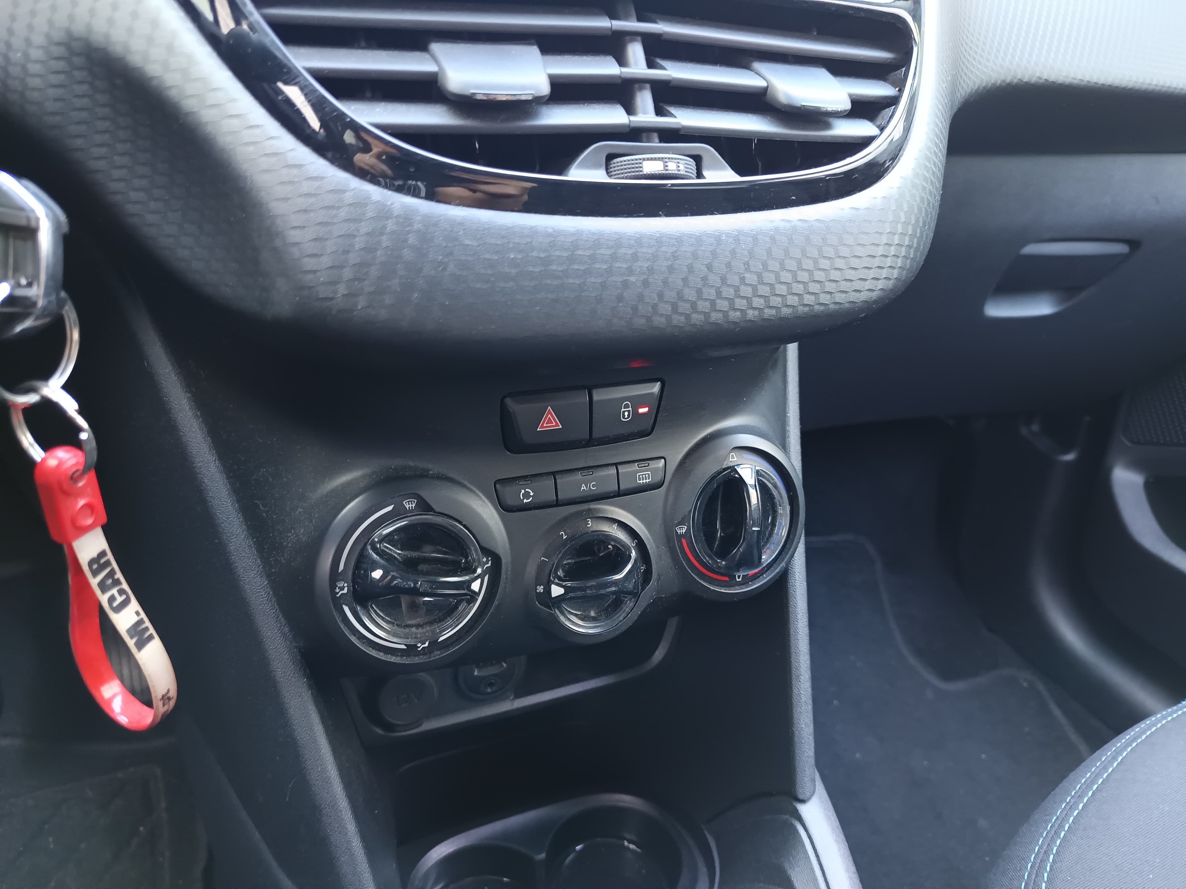 Peugeot 208 1.6 HDi · Ano 2018 — imagem 39