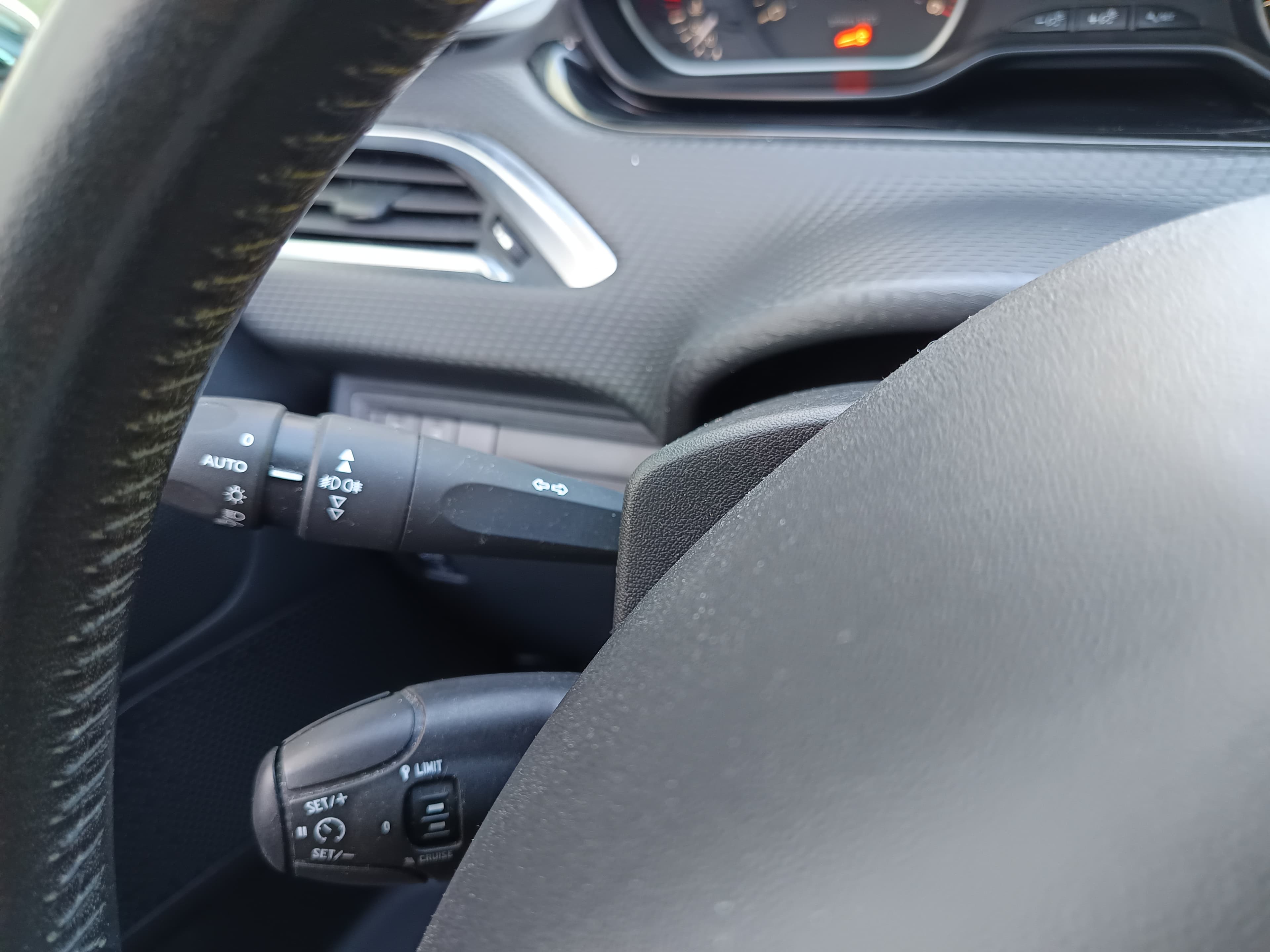 Peugeot 208 1.6 HDi · Ano 2018 — imagem 44