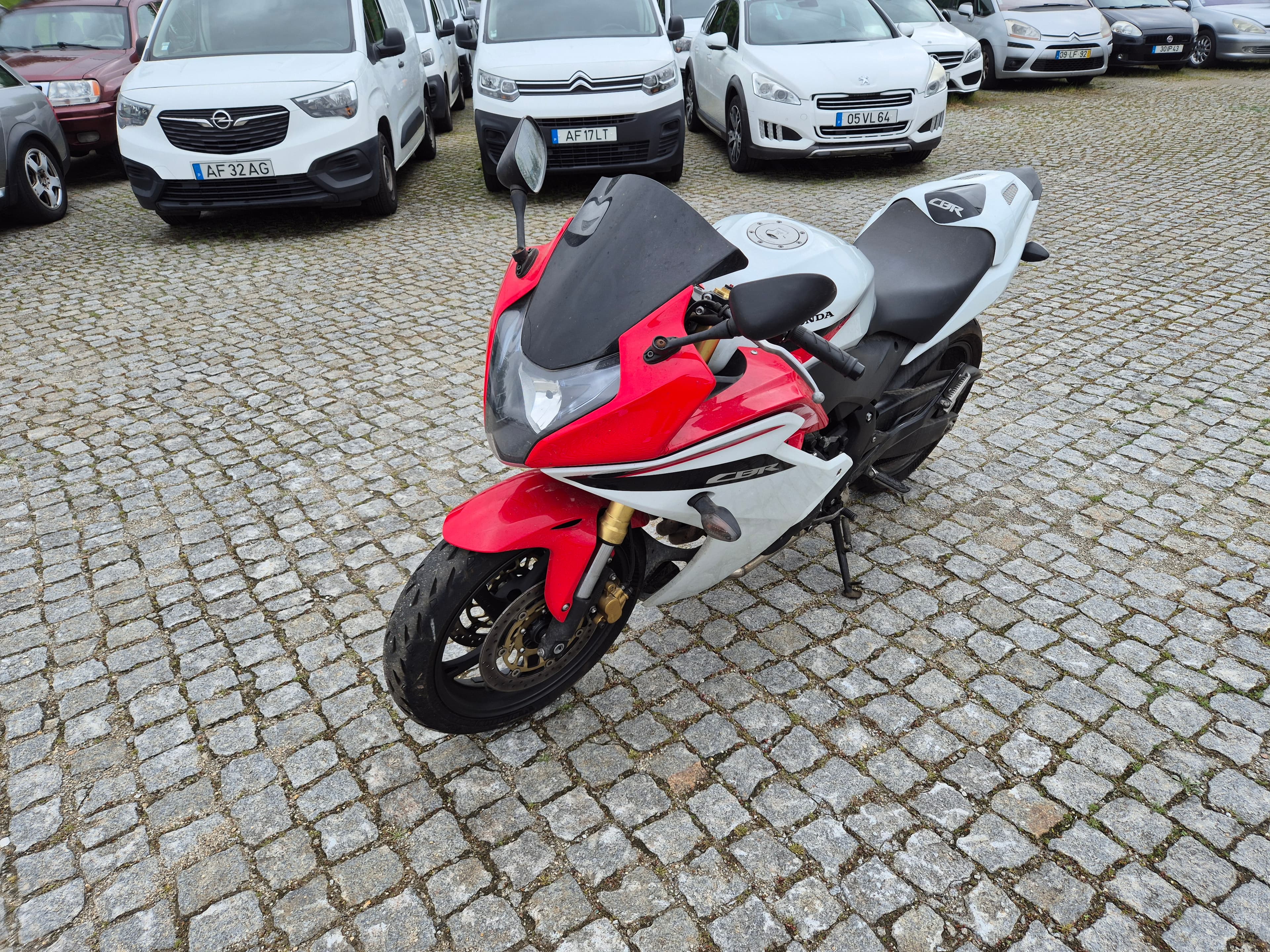 Honda CBR 600F 2011 · Ano 2012 — imagem 1