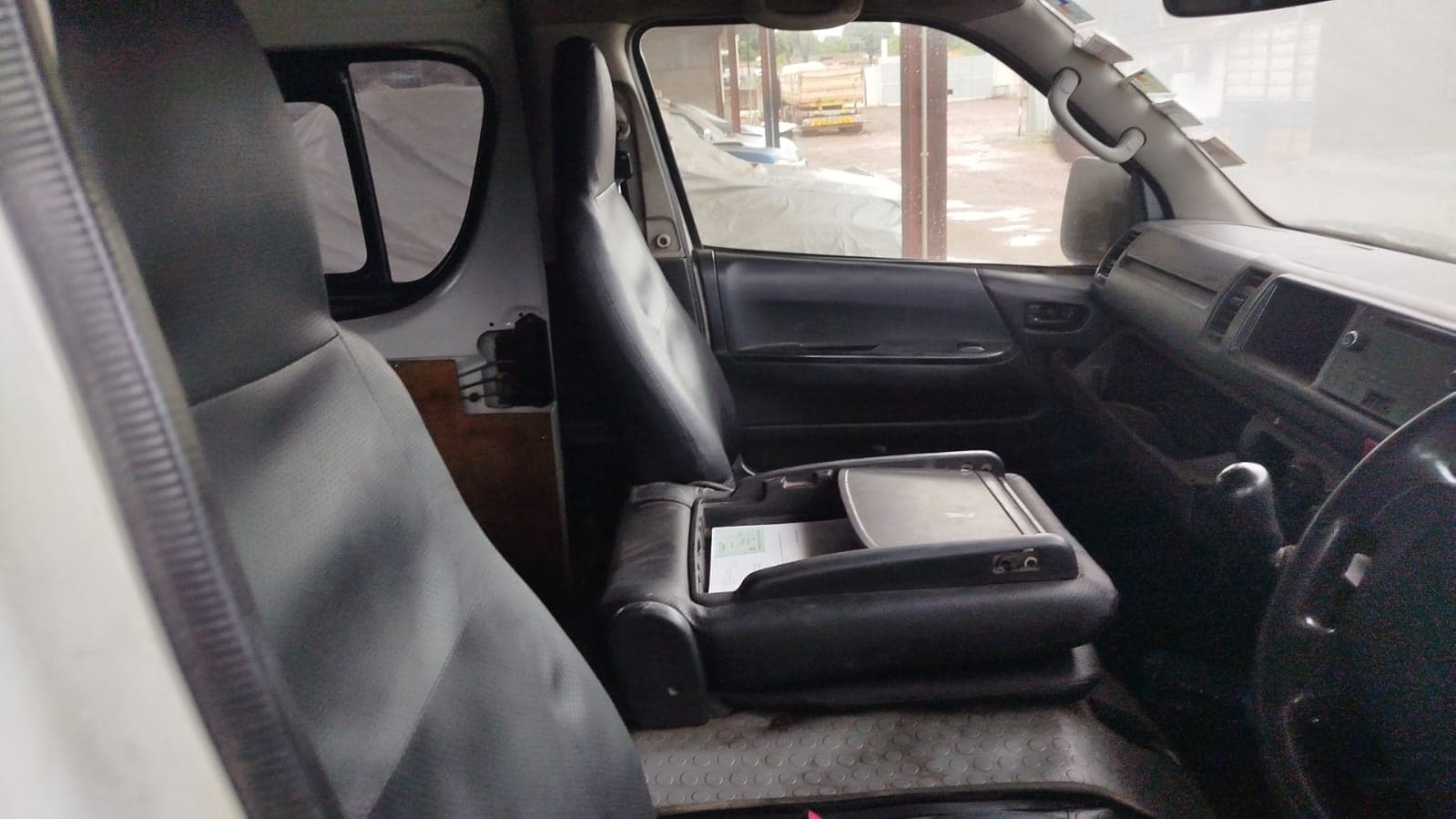 toyota Hiace — image 9