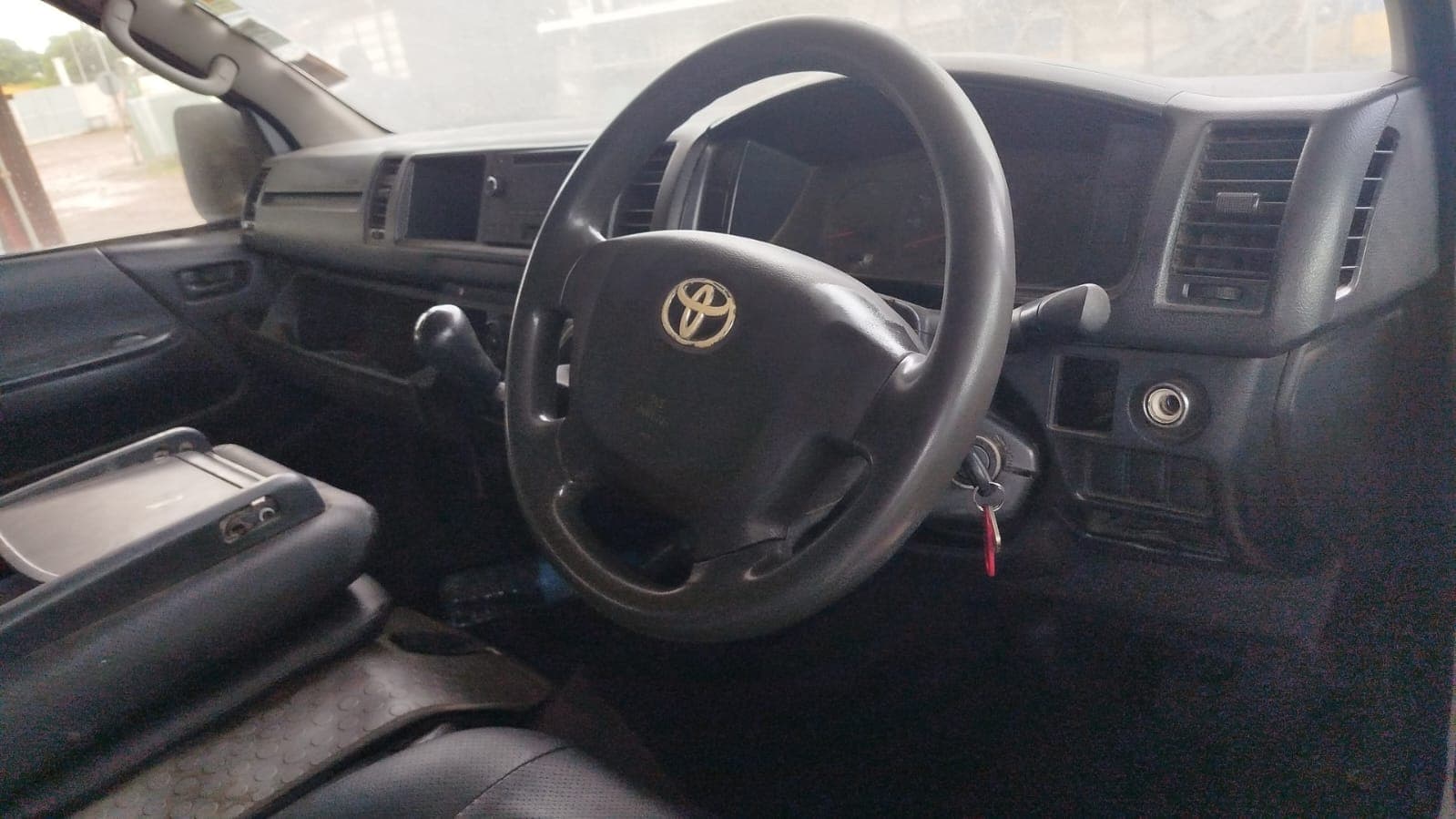 toyota Hiace — image 10