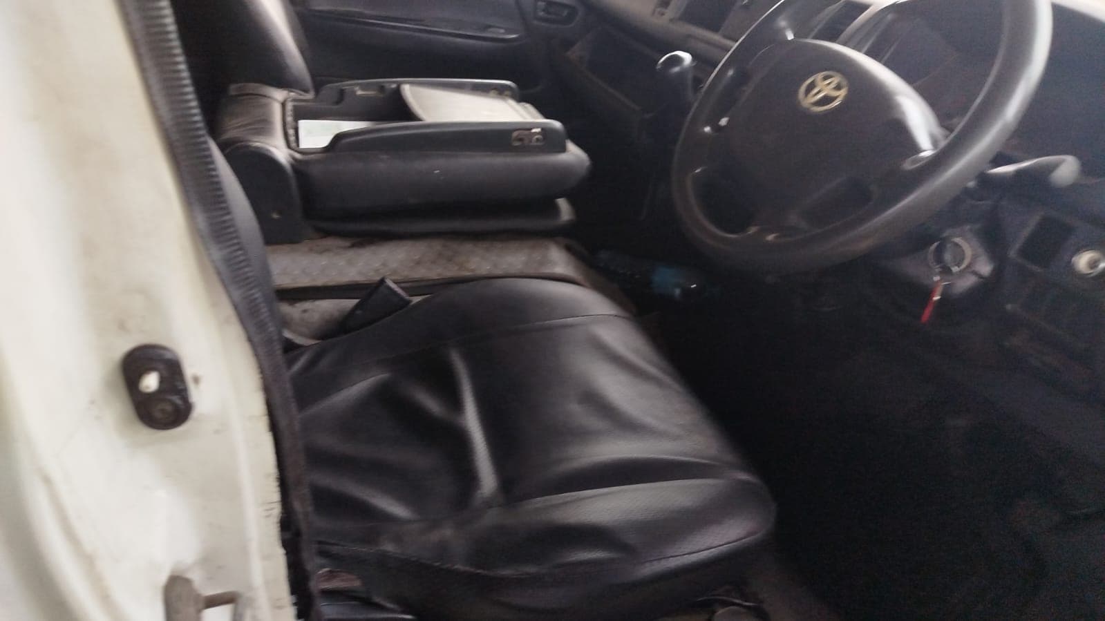 toyota Hiace — image 8