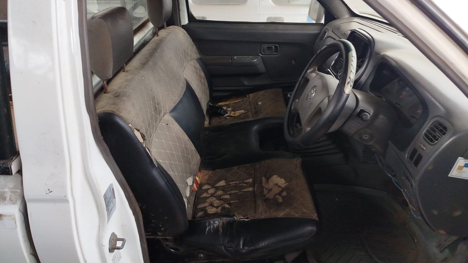 Nissan Hardbody — image 5
