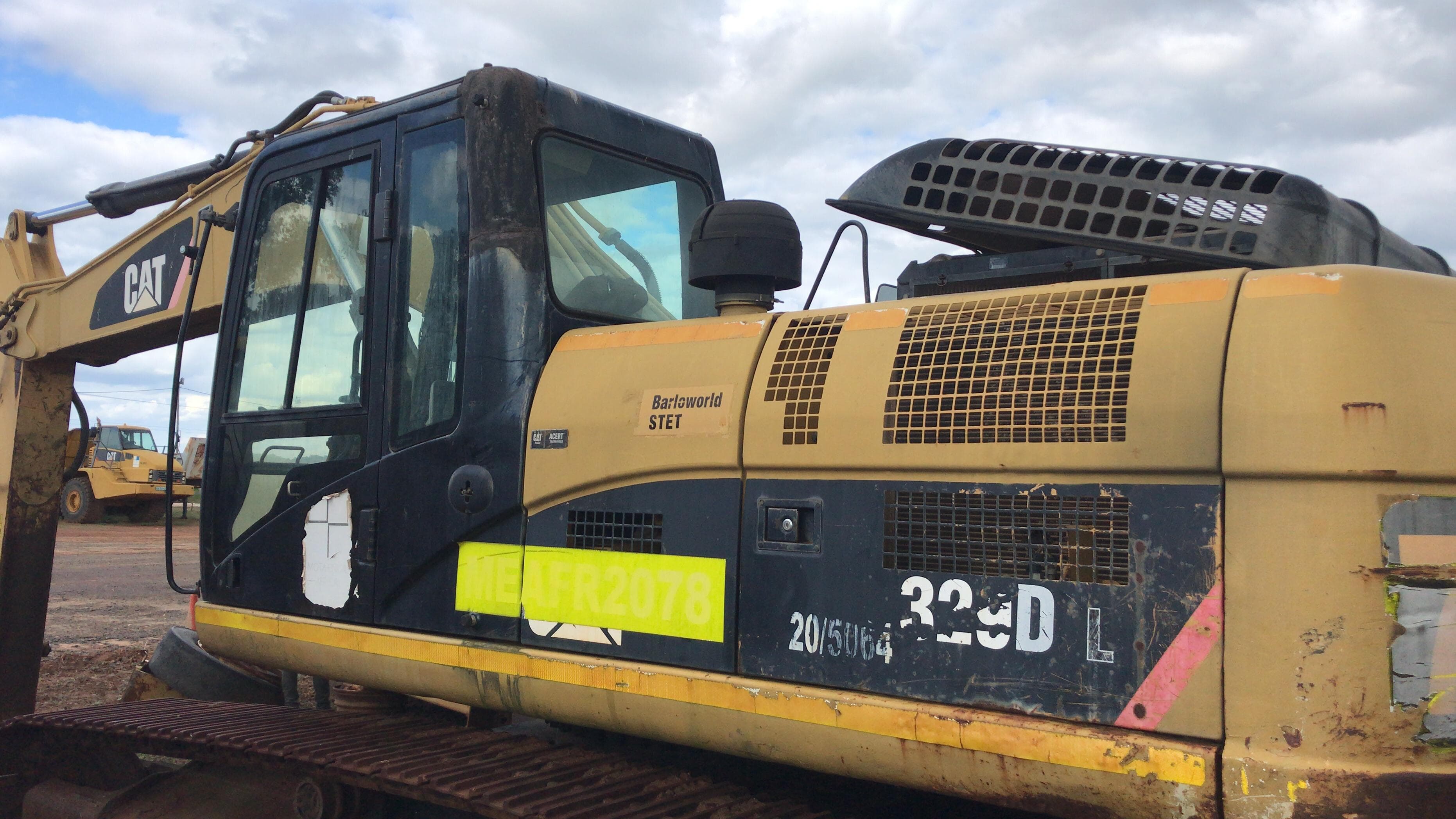 Escavadora Caterpillar 32DL — imagem 3