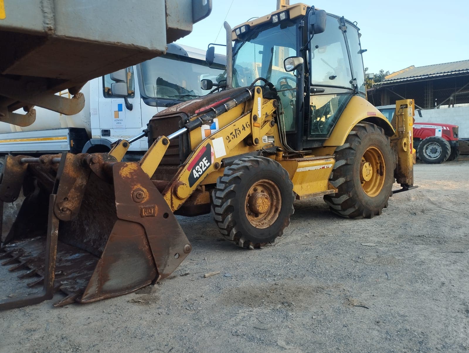 Retro-escavadeira Caterpillar 432E — imagem 10