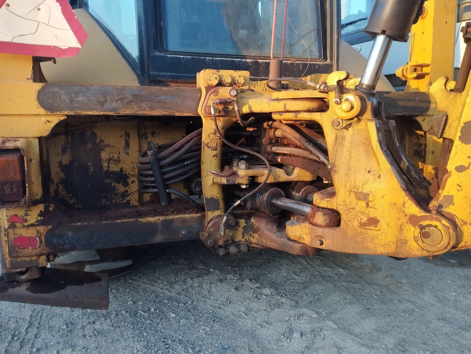 Retro-escavadeira Caterpillar 432E — imagem 3