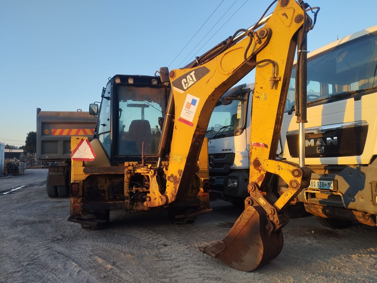 Retro-escavadeira Caterpillar 432E — imagem 2