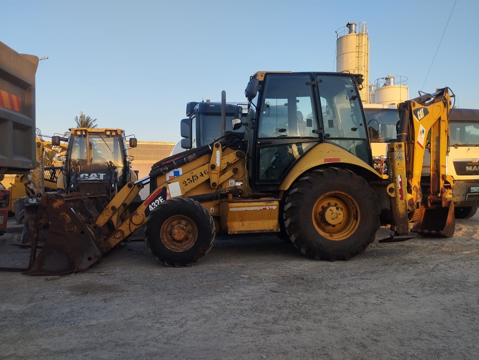 Retro-escavadeira Caterpillar 432E — imagem 1
