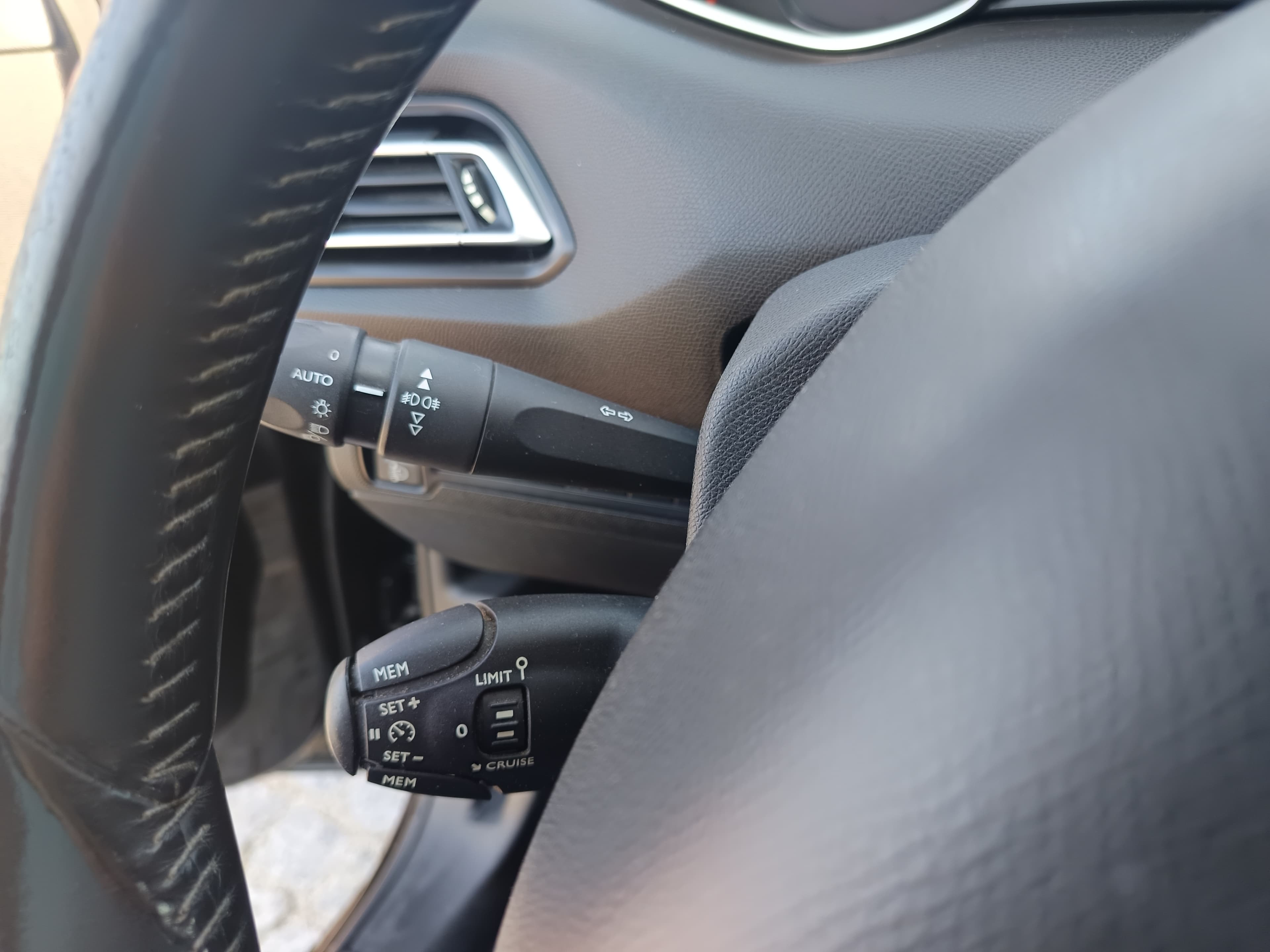 Peugeot 308 · Année 2015 — image 48
