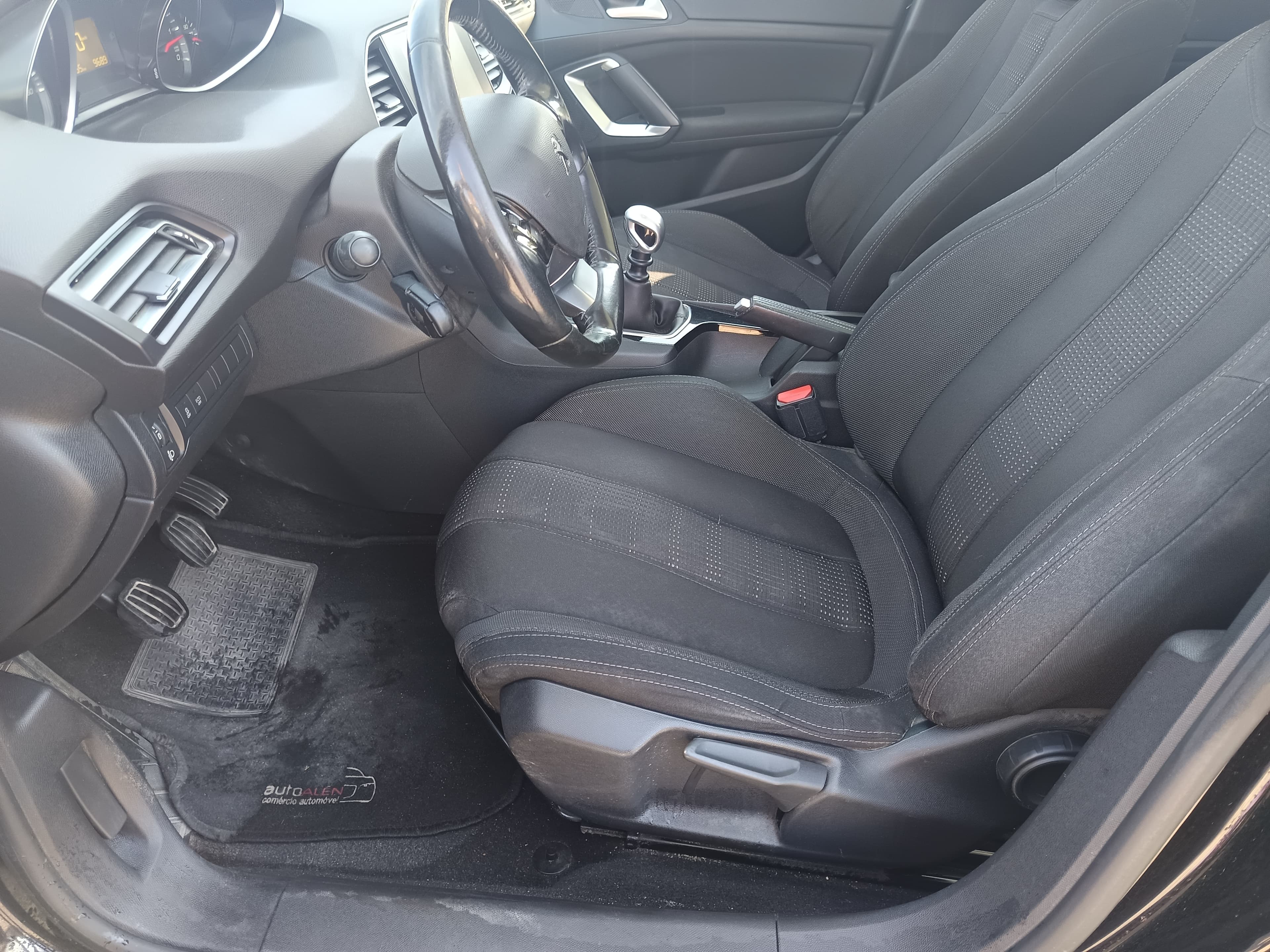 Peugeot 308 · Année 2015 — image 35