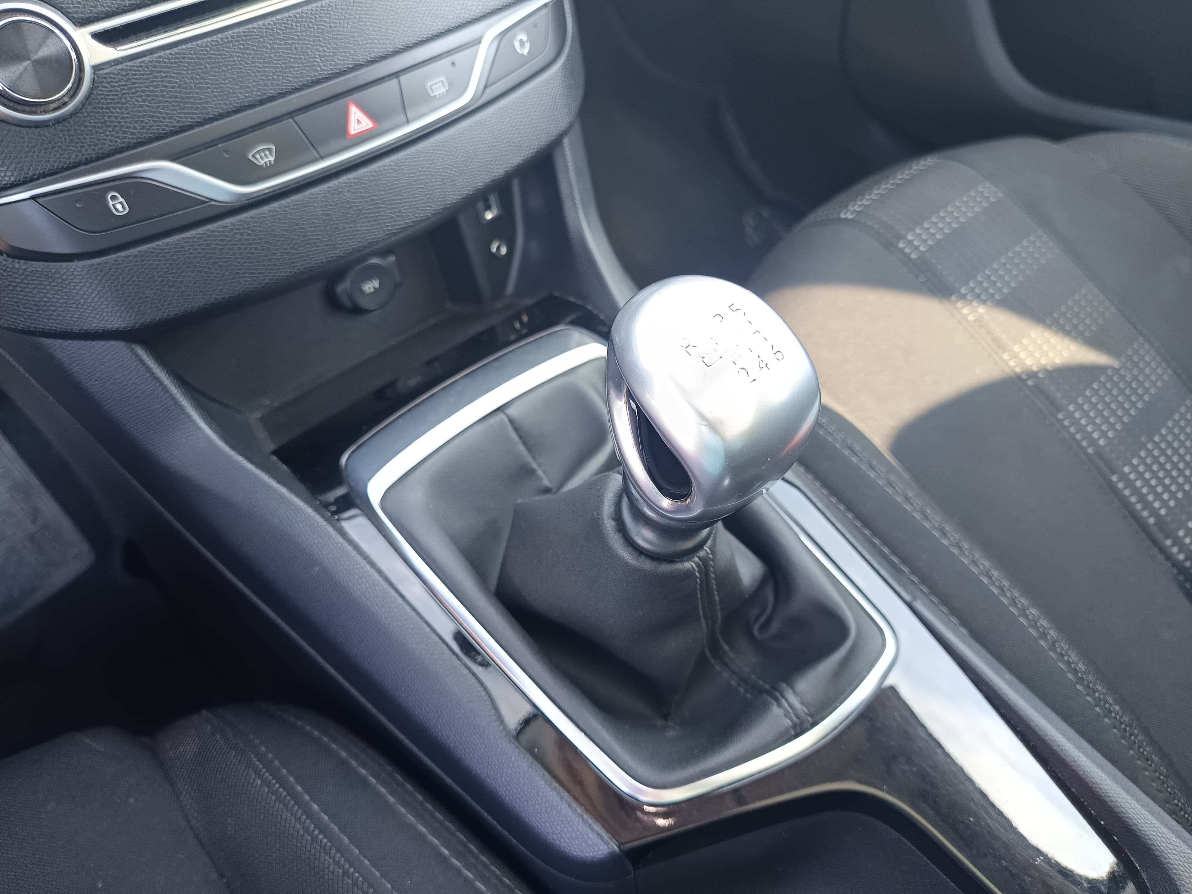 Peugeot 308 · Année 2015 — image 44